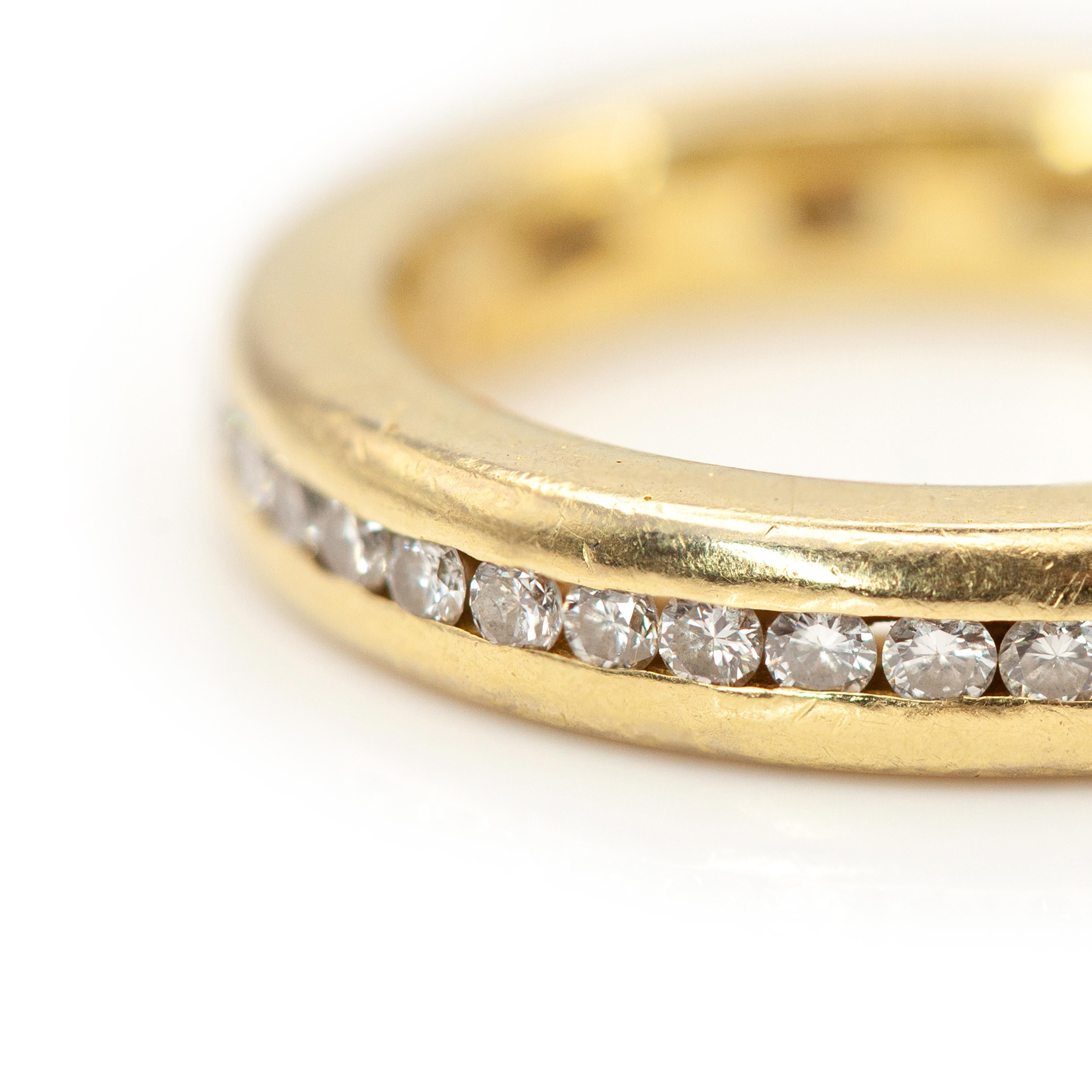 Brilliante en or jaune 18 carats bague d'éternité sertie de 42 diamants ronds de taille brillant

Taille de la bague : US 5

Poids approximatif : 6,8 grammes
Diamant ~ 0,63 carat couleur H VS-SI pureté

Mesure approximative :
Largeur de la bande -