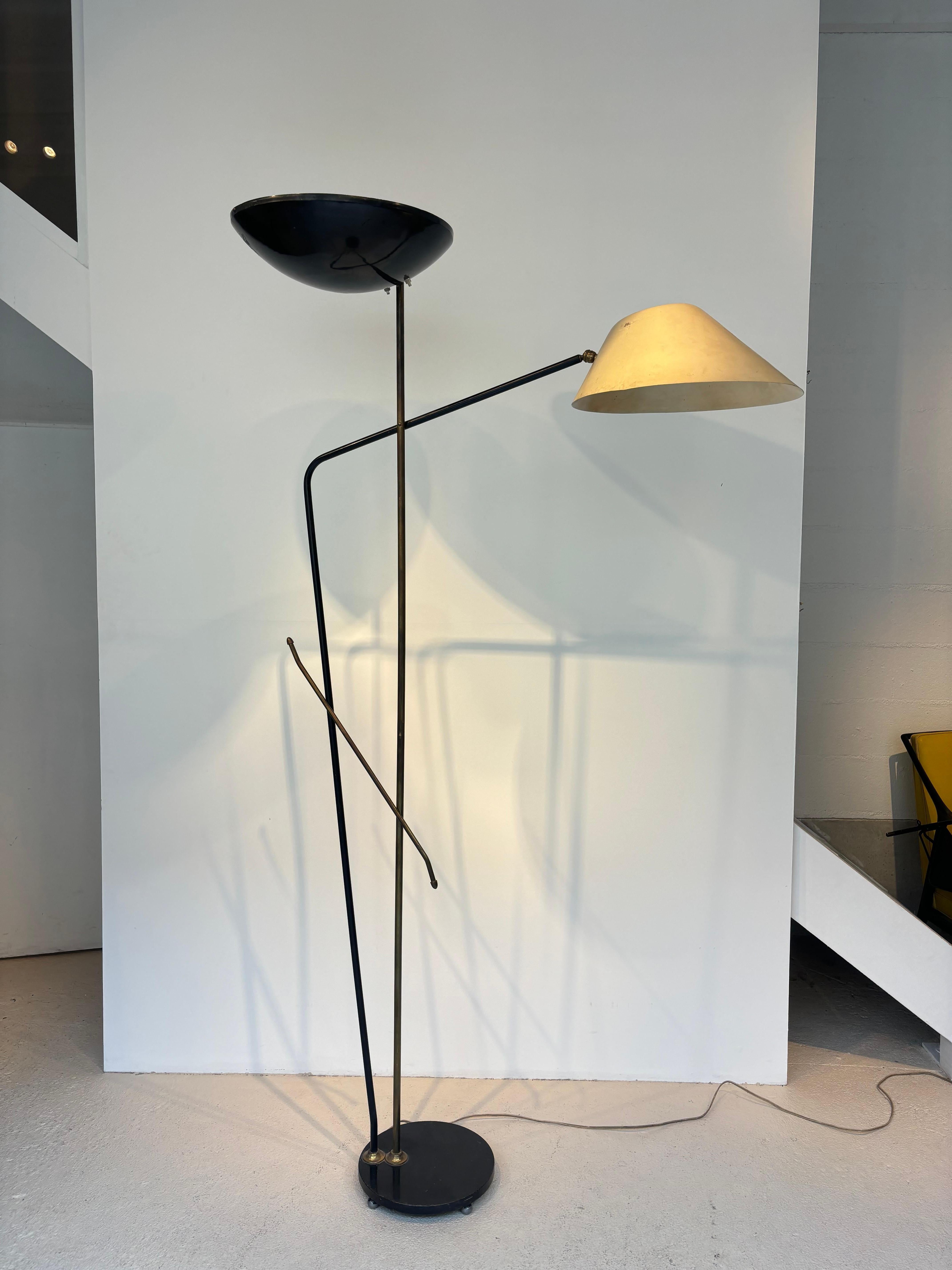 Très jolie lampadaire par Gilardi & Barzaghi vers 1960. 
Belle ampleur. 