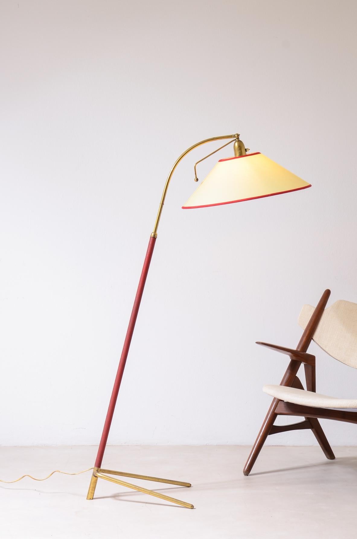 COD-2804
Gilardi & Barzaghi

Lampe de lecture en laiton avec tige inclinée recouverte de cuir et abat-jour réglable en parchemin, également réglable en hauteur.

Fabriqué vers 1950.