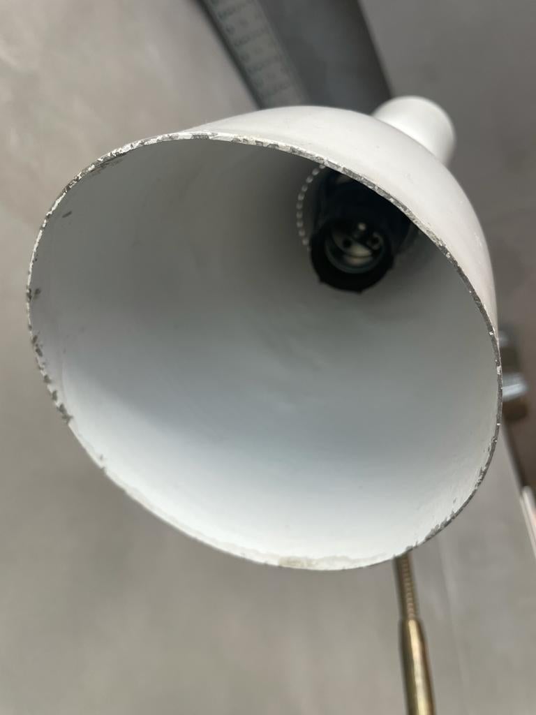 Gilardi & Barzaghi Stehlampe aus weißem Aluminium mit Diffusor und Messingmarmor, Italien, 1950er Jahre im Zustand „Gut“ im Angebot in Catania, IT
