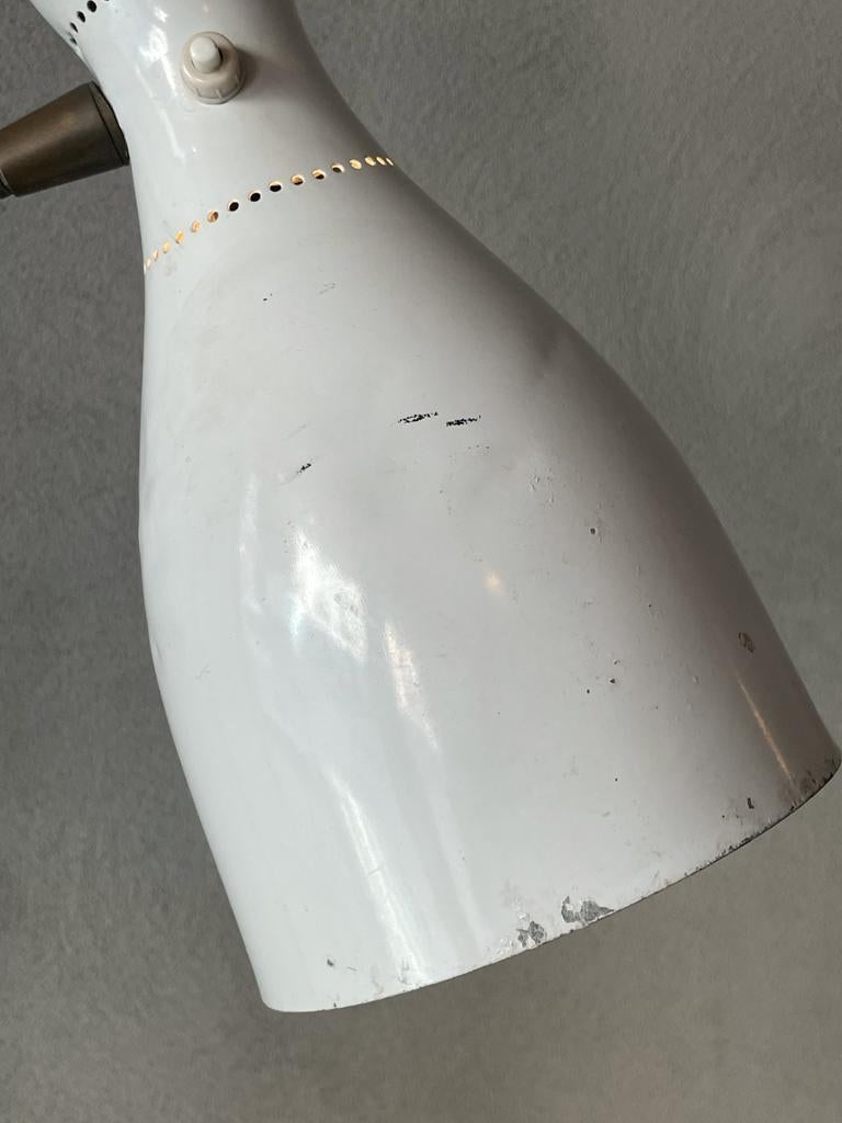 Gilardi & Barzaghi Stehlampe aus weißem Aluminium mit Diffusor und Messingmarmor, Italien, 1950er Jahre im Angebot 1
