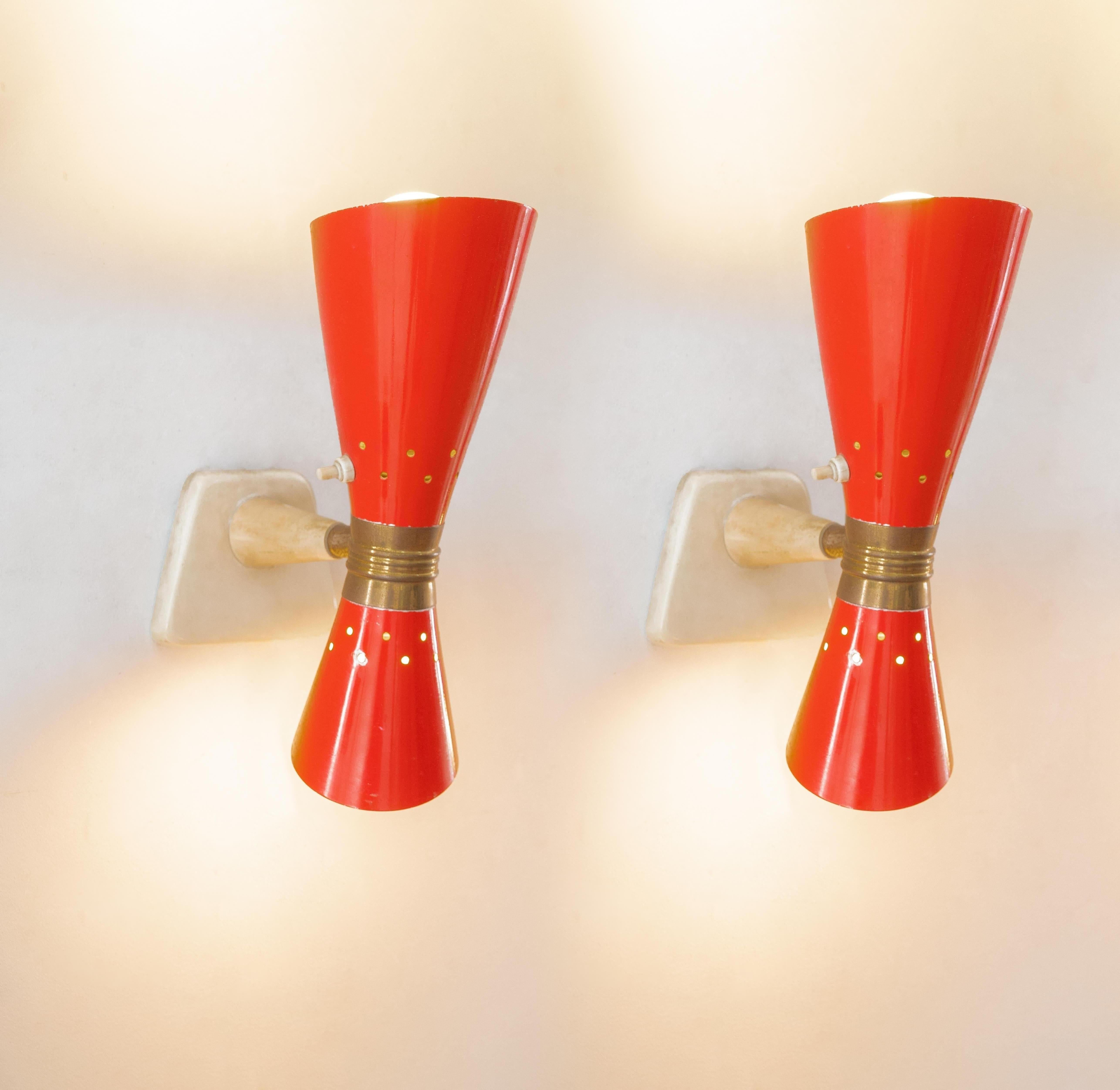 Gilardi & Barzaghi für stilnovo . Produktion Italien ca. 1950
Paar zweiflammige Wandlampen, Korpus
lackiertes Metall bikonisch.
Drehung um 360 Grad  den bikonischen Kegel können Sie das Licht nach Belieben steuern
rot, Messing. Wucherungen der