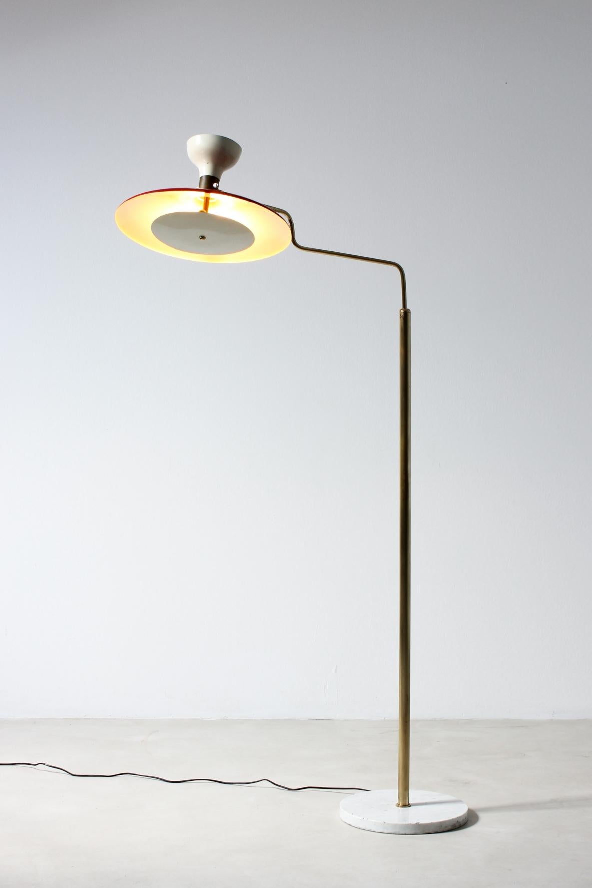 COD-2279
Gilardi et Barzaghi

Lampadaire à deux lumières et chapeau réglable en métal émaillé bicolore, tige en laiton et base en marbre.

Fabrication italienne, années 1950.