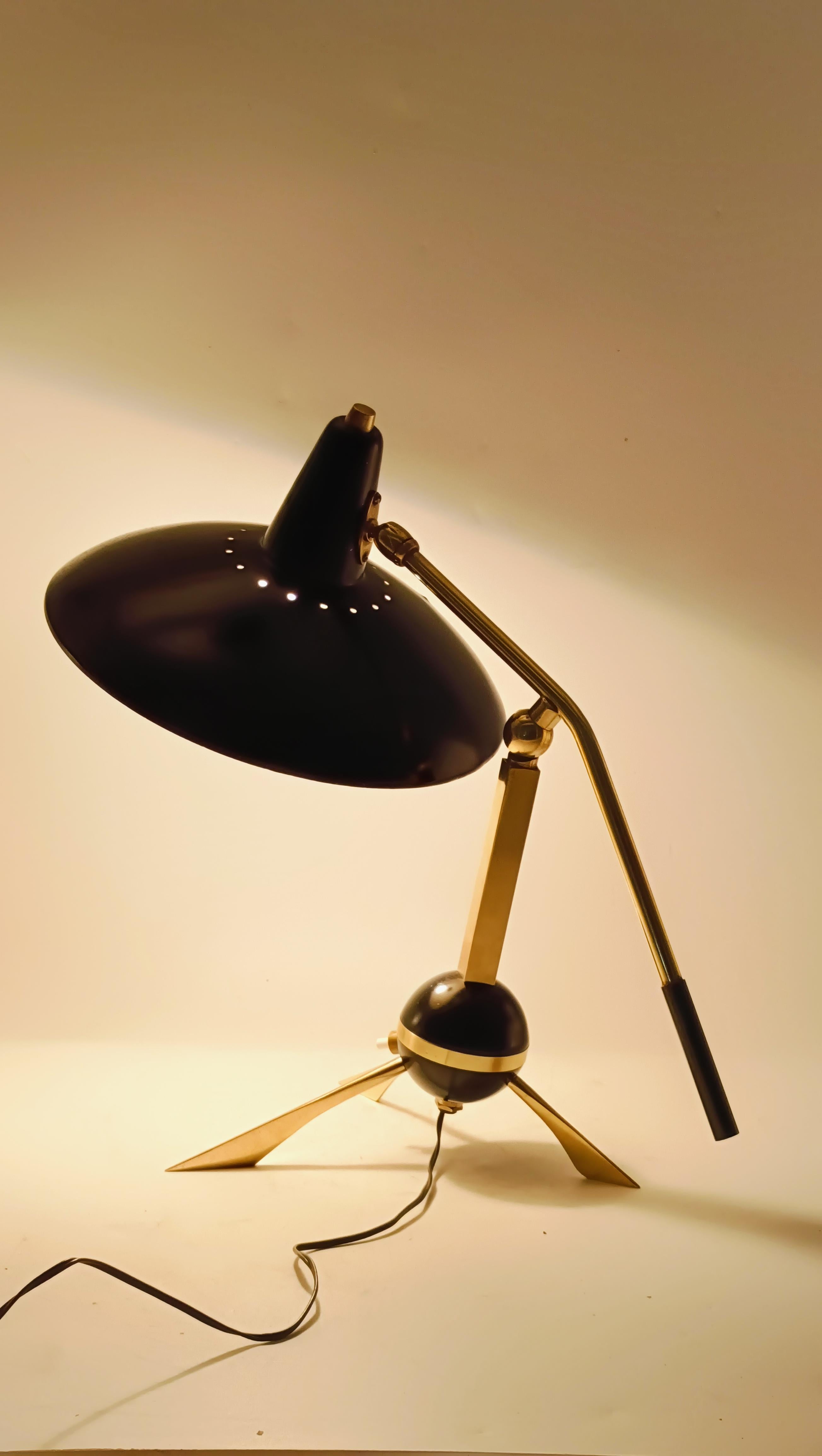 Gilardi y Barzaghi Lámpara de mesa en latón y metal negro, Italia años 50 en venta 3