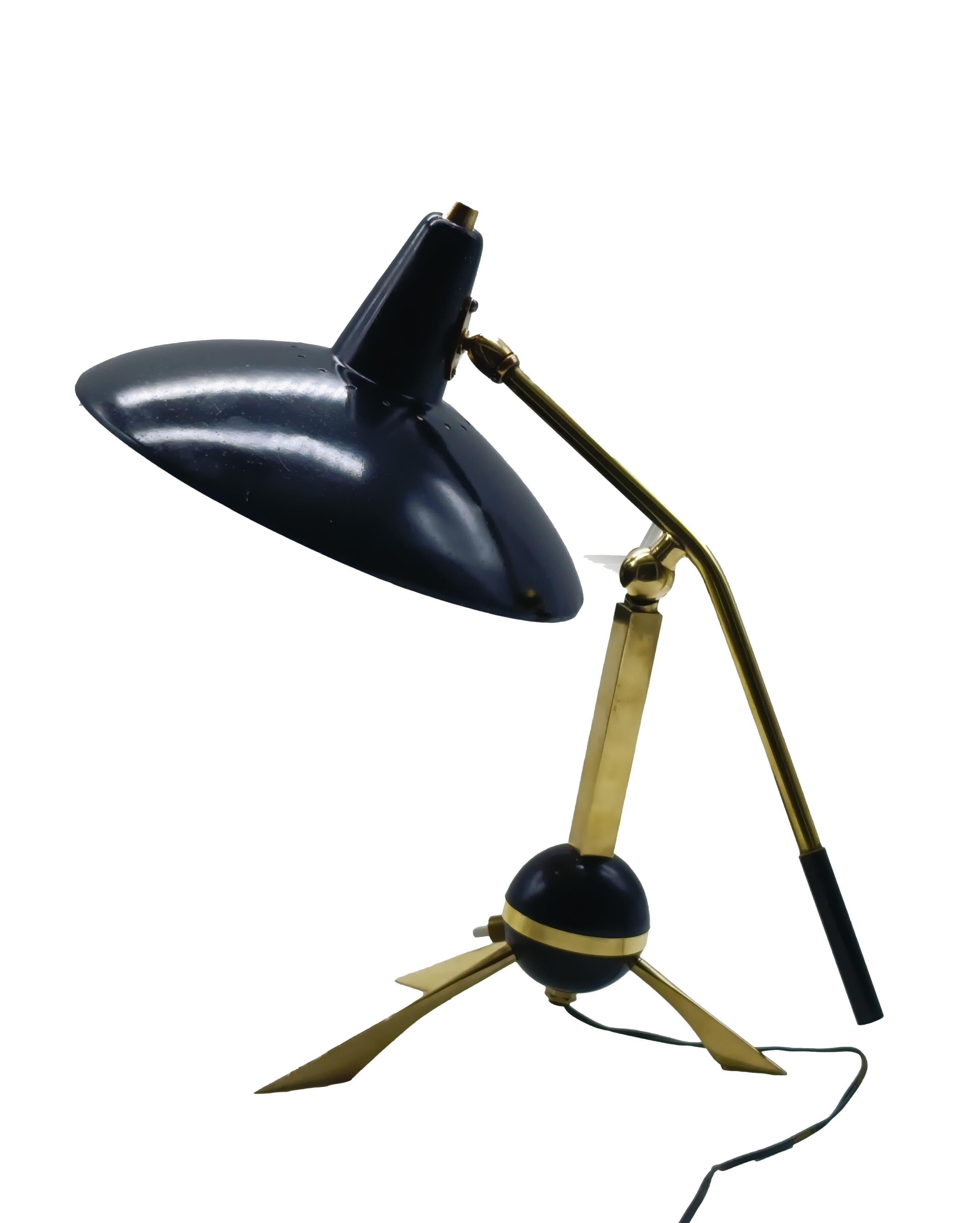 Elegante lámpara de sobremesa italiana de los años 50, de Gilardi y Barzaghi. La lámpara  tiene una base con una esfera central y tres patas, que le confieren estabilidad y un aspecto escultural. El brazo ajustable permite dirigir la luz con