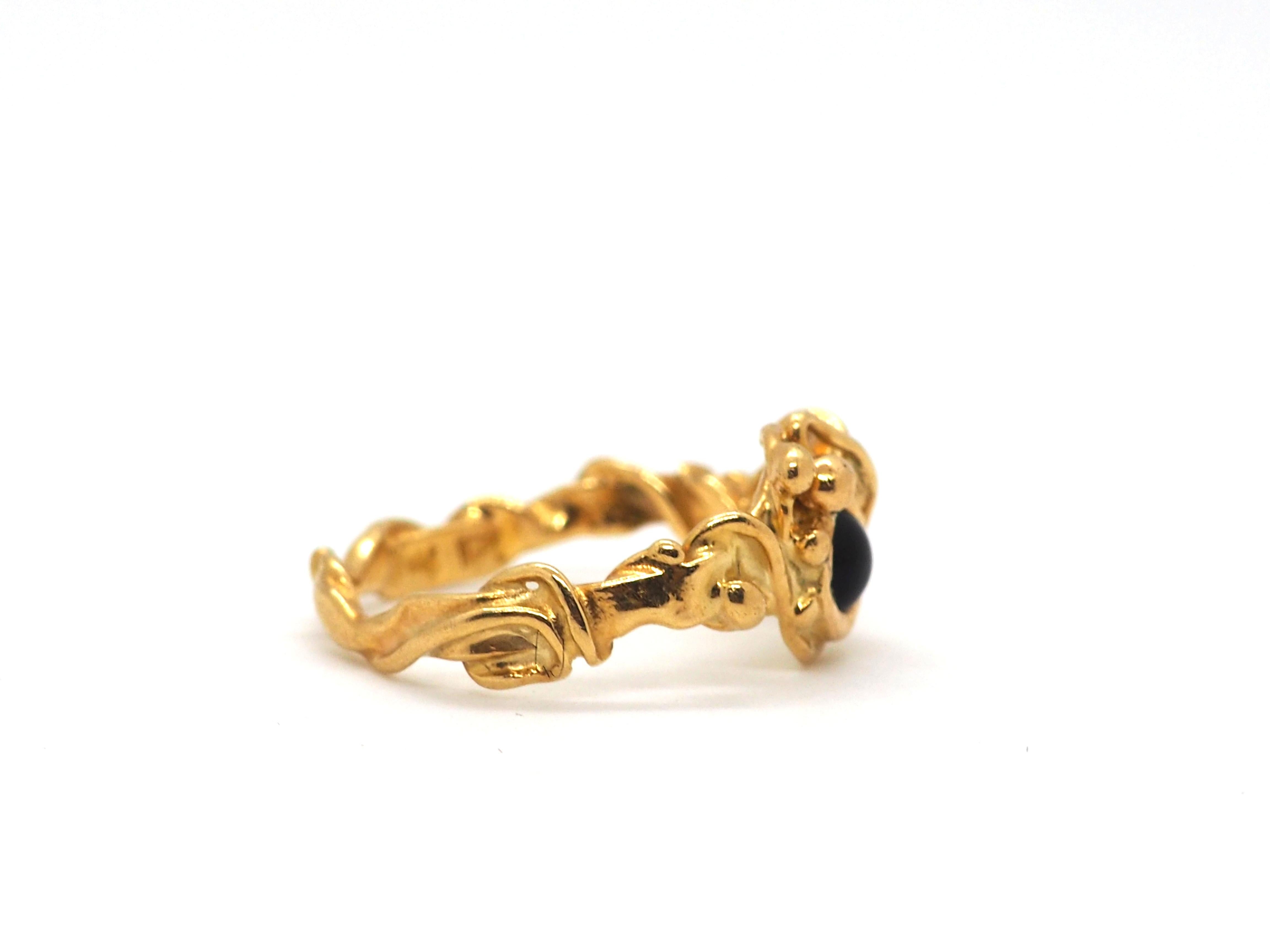 18 Karat Gelbgold Onyx-Ring von Gilbert Albert Damen im Angebot