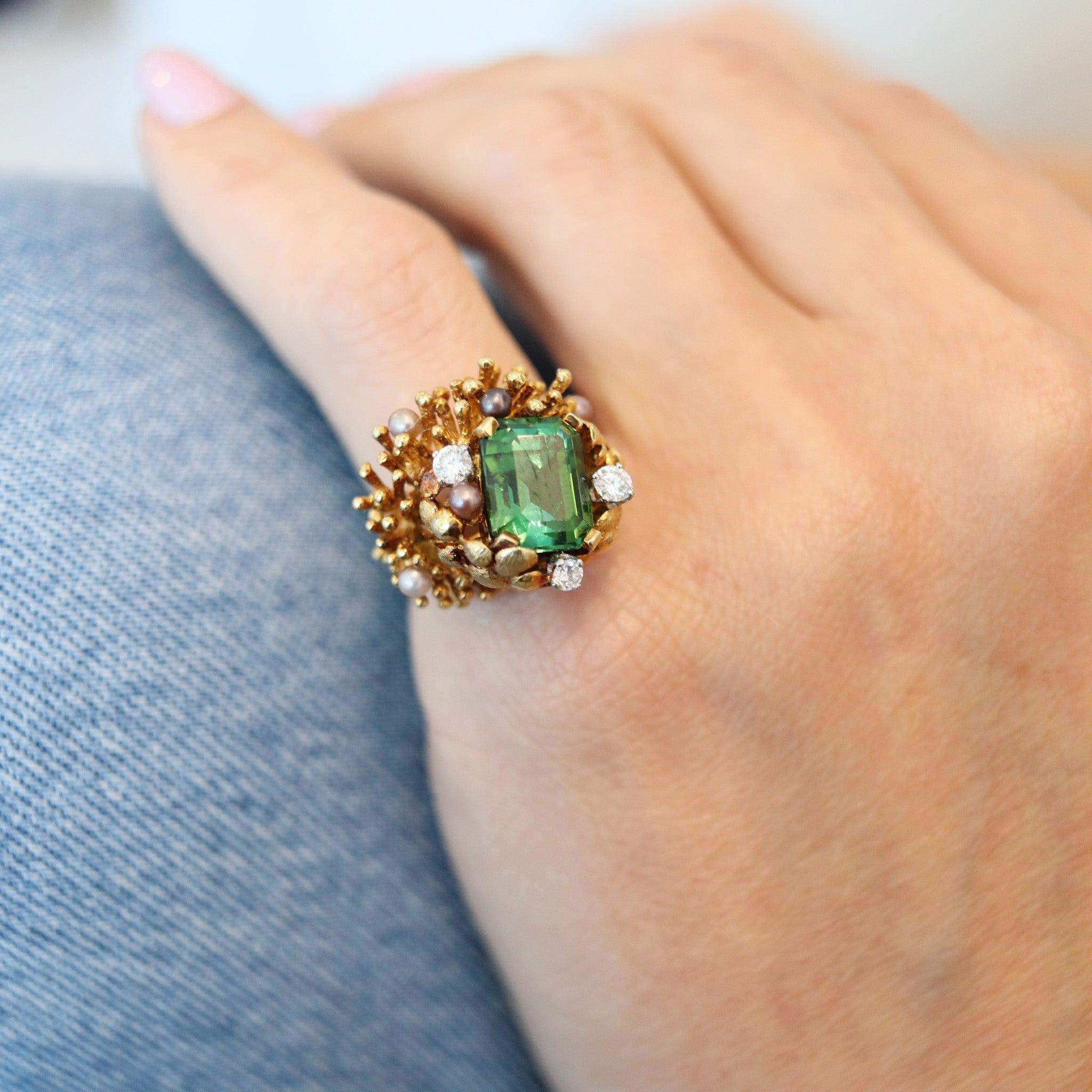 Bague organique conçue par Gilbert Albert (1930-2019).

Il s'agit d'une très rare bague de cocktail créée à Genève, en Suisse, par le célèbre créateur de bijoux Gilbert Albert, dans les années 1960. Cette bague sculpturale a été conçue avec des