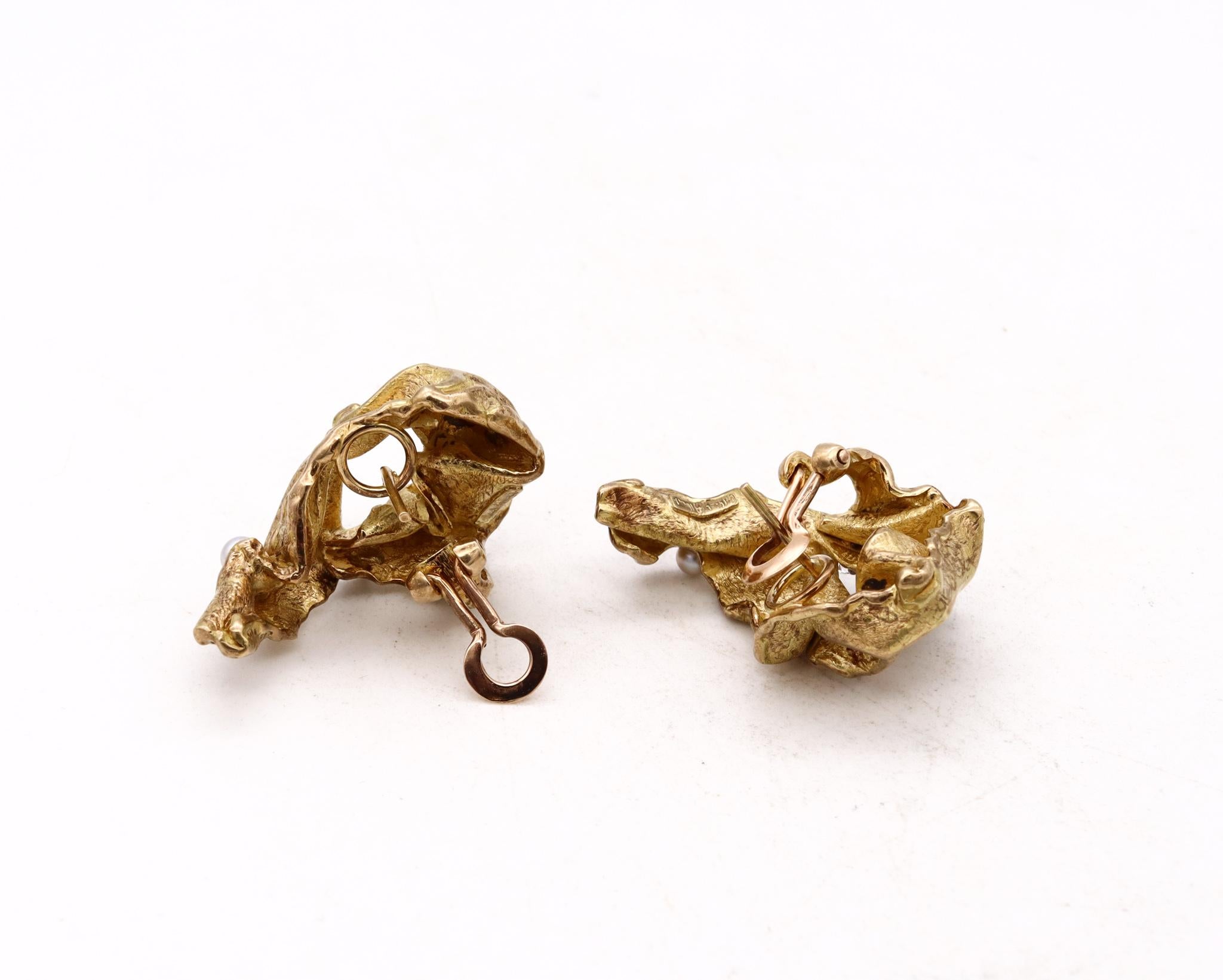 Gilbert Albert 1970 Swiss Modernist Clip Earrings In 18Kt Yellow Gold With Pearl In Excellent Condition In Miami, FL