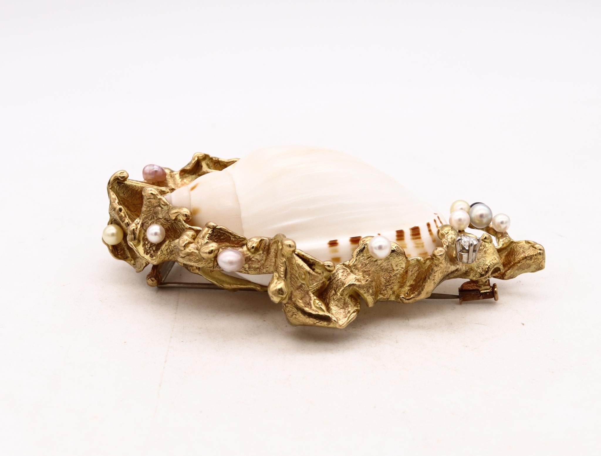 Taille ronde Gilbert Albert Broche pendentif moderniste suisse de 1970 en or 18 carats avec coquillages et perles en vente