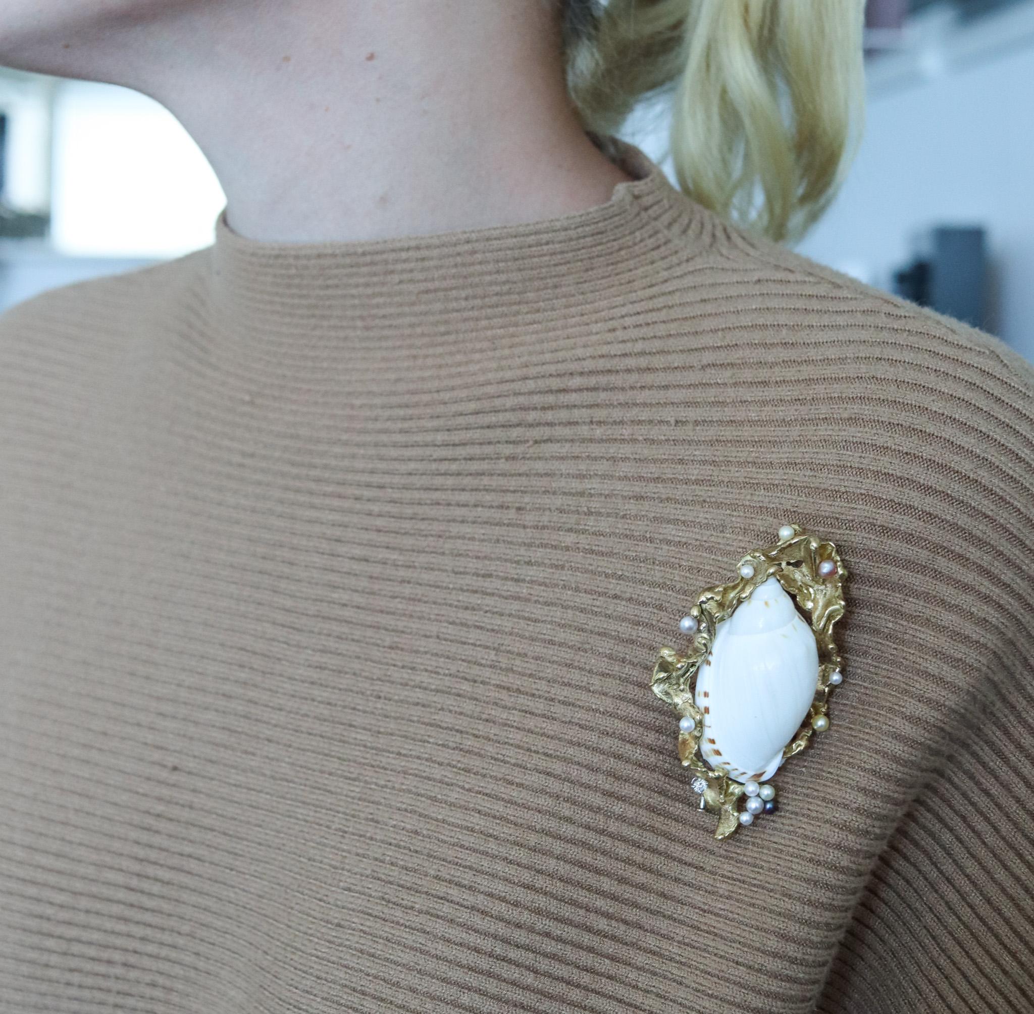 Gilbert Albert Broche pendentif moderniste suisse de 1970 en or 18 carats avec coquillages et perles Pour femmes en vente