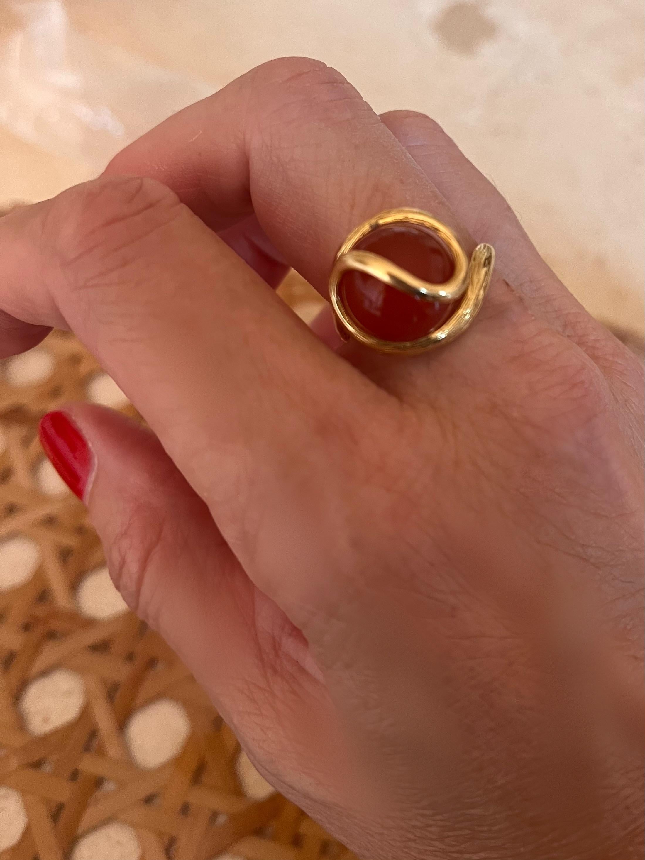 18K Ring with 4 beads ( rose quartz, amethyst, cornelian by Gilbert Albert.

Interchangeable to match with your outfit.

Made in the 70s / 80s by the Swiss talented and famous artist jeweler Gilbert Albert, this ring was an iconic model of his