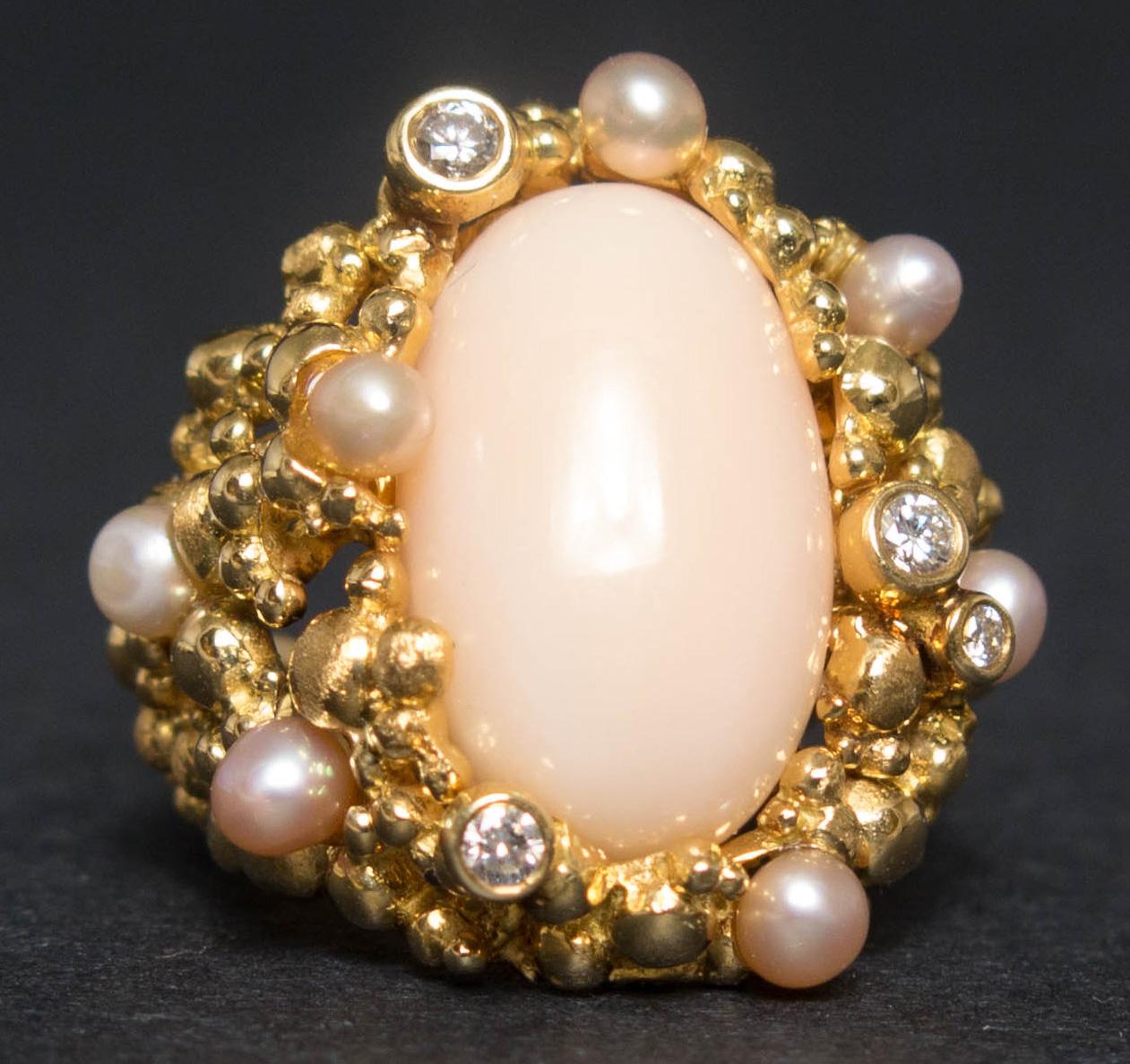 Moderno Gilbert Albert Suite di corallo, perle e diamanti, collana, anello, fermagli per orecchie, anni '70 in vendita