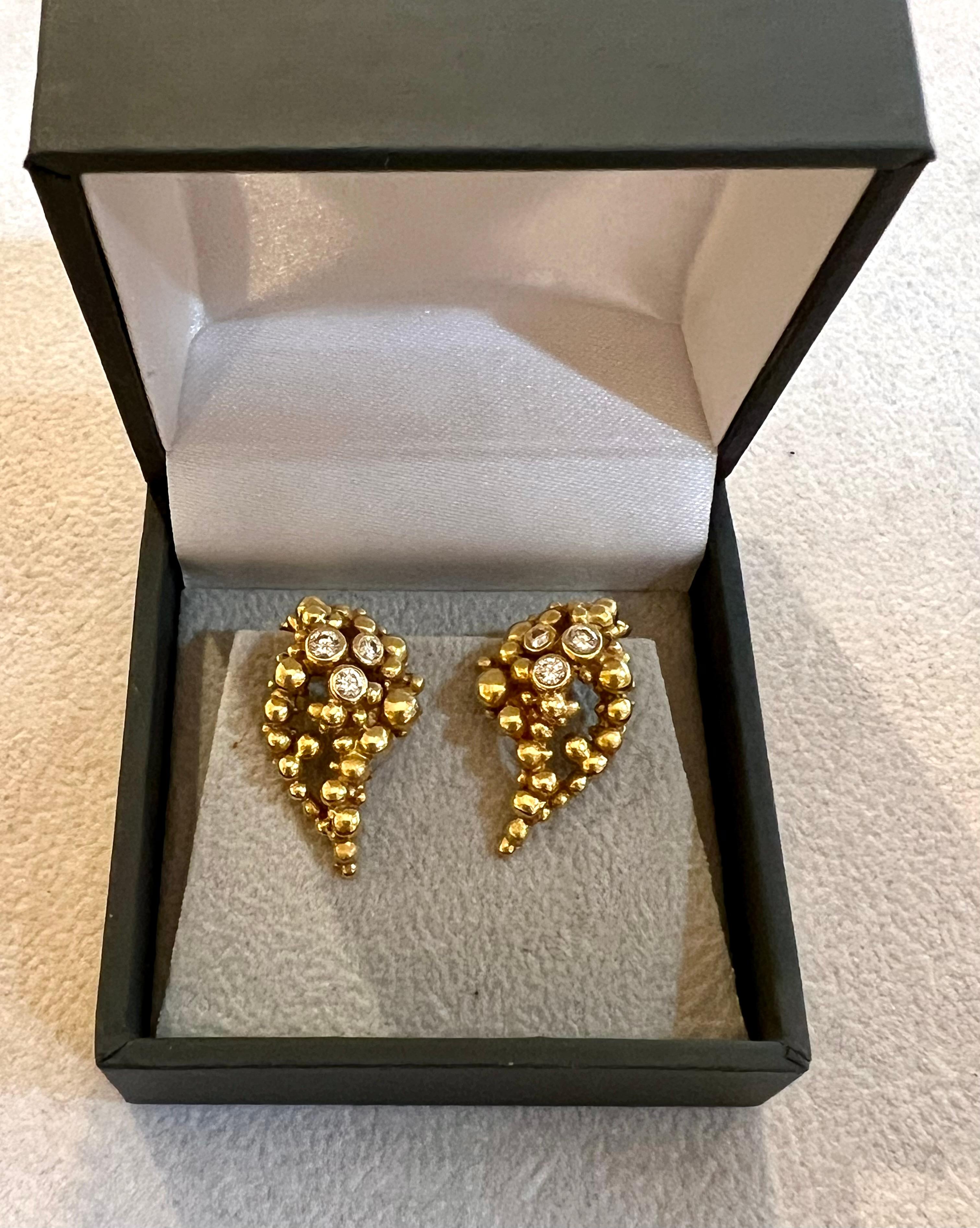 Pair of Gilbert Albert ear clips in yellow gold featuring stylized grape clusters set with brilliant-cut diamonds.

Unique pieces, signed and numbered.

Total estimated weight of diamonds : 0.32 carats

Dimensions : 22.33 x 12.98 x 5 mm (0.879 x