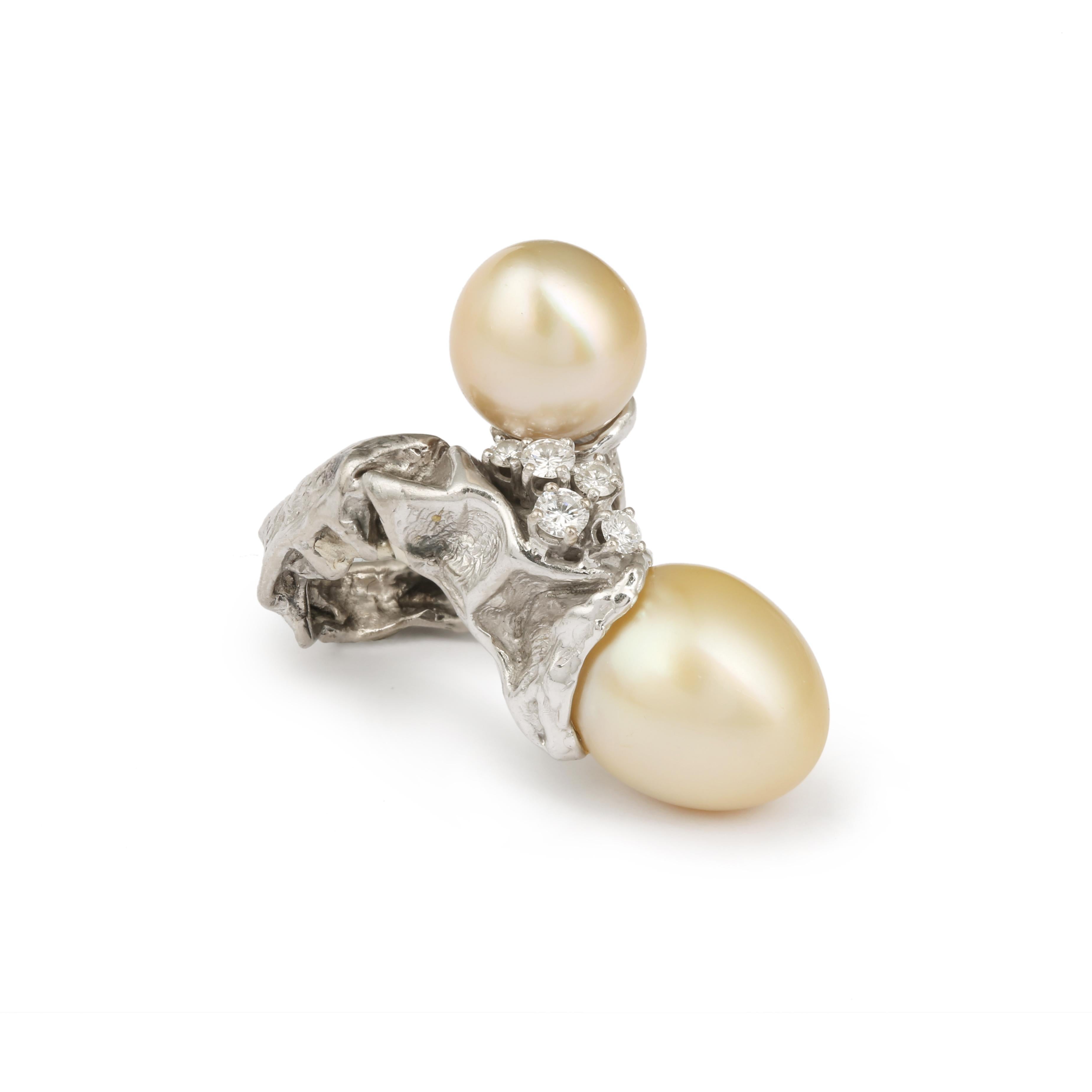 Important toi et moi ring in textured white gold set with ovoid golden pearls and paved with diamonds.

Diameter of the largest pearl: 14.37 mm (0.566 inches)

Estimated total diamond weight: 0.50 carats

Ring dimensions: 22.5 x 36.28 x 16.81 mm