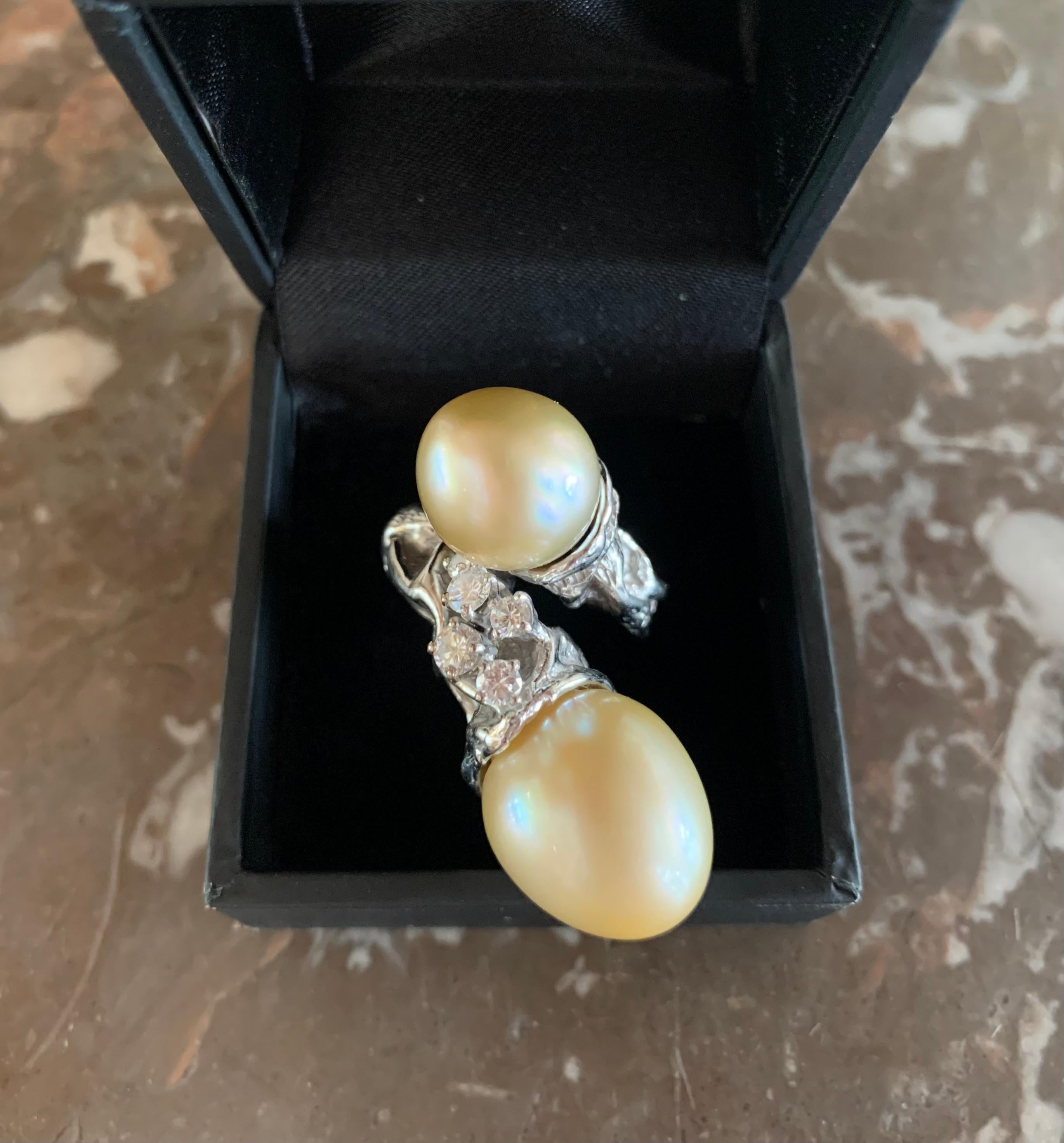 Bague de cocktail en or blanc 18 carats Gilbert Albert Gold perles diamants Excellent état - En vente à Paris, FR