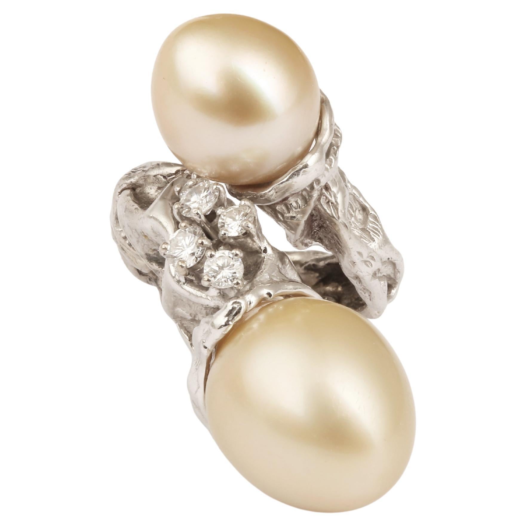 Bague de cocktail en or blanc 18 carats Gilbert Albert Gold perles diamants en vente