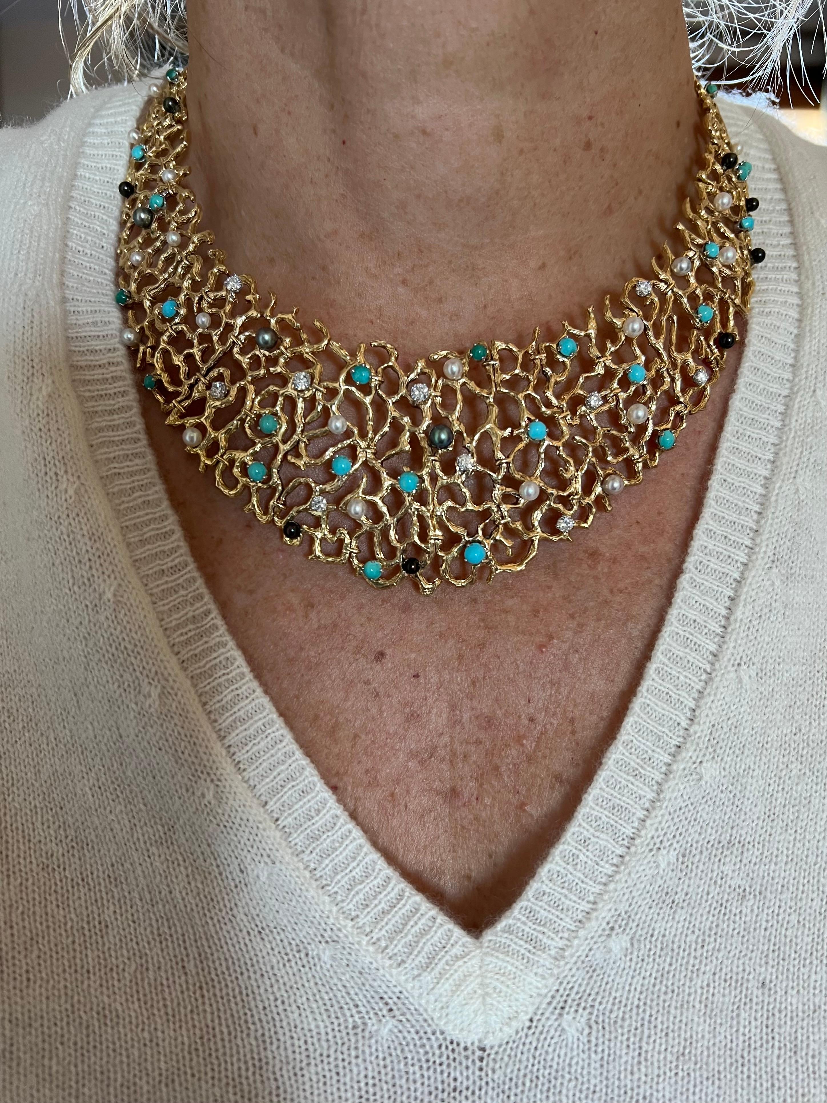 Halskette aus 18 Karat Gelbgold mit halber gefasster Türkis-Diamanten und Perlen von Gilbert Albert (Cabochon) im Angebot