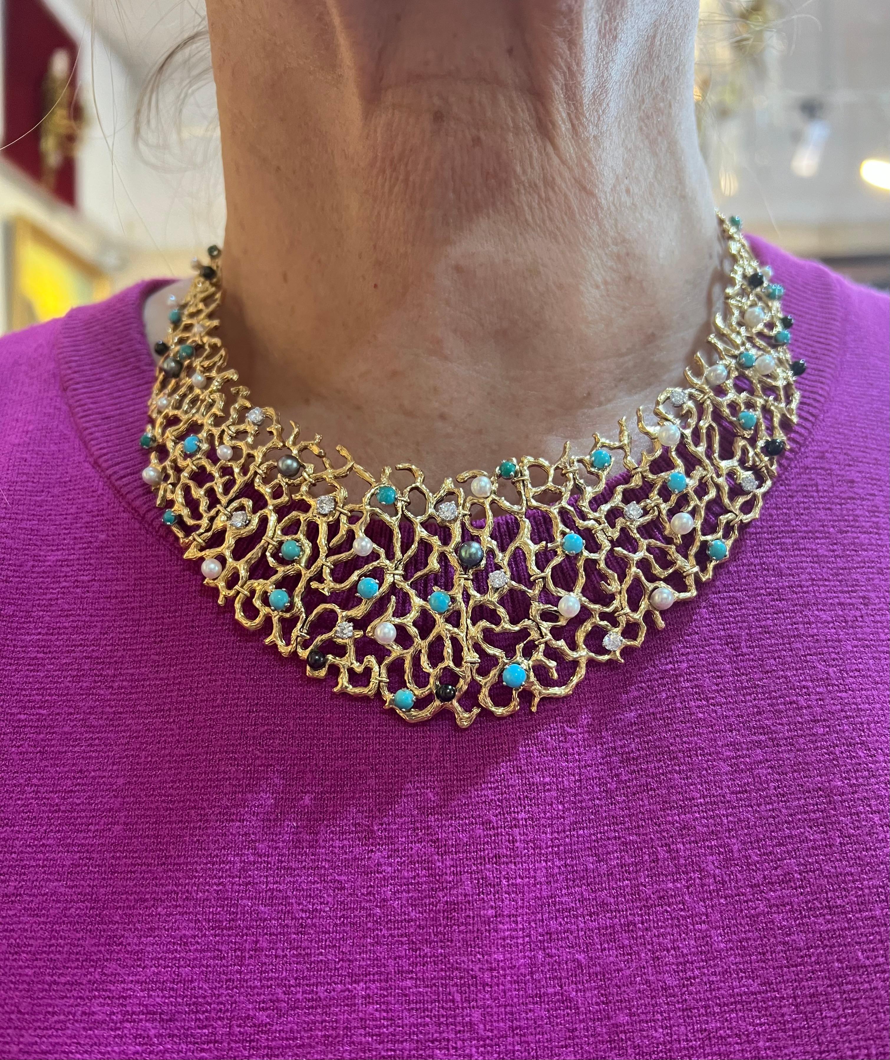 Halskette aus 18 Karat Gelbgold mit halber gefasster Türkis-Diamanten und Perlen von Gilbert Albert Damen im Angebot
