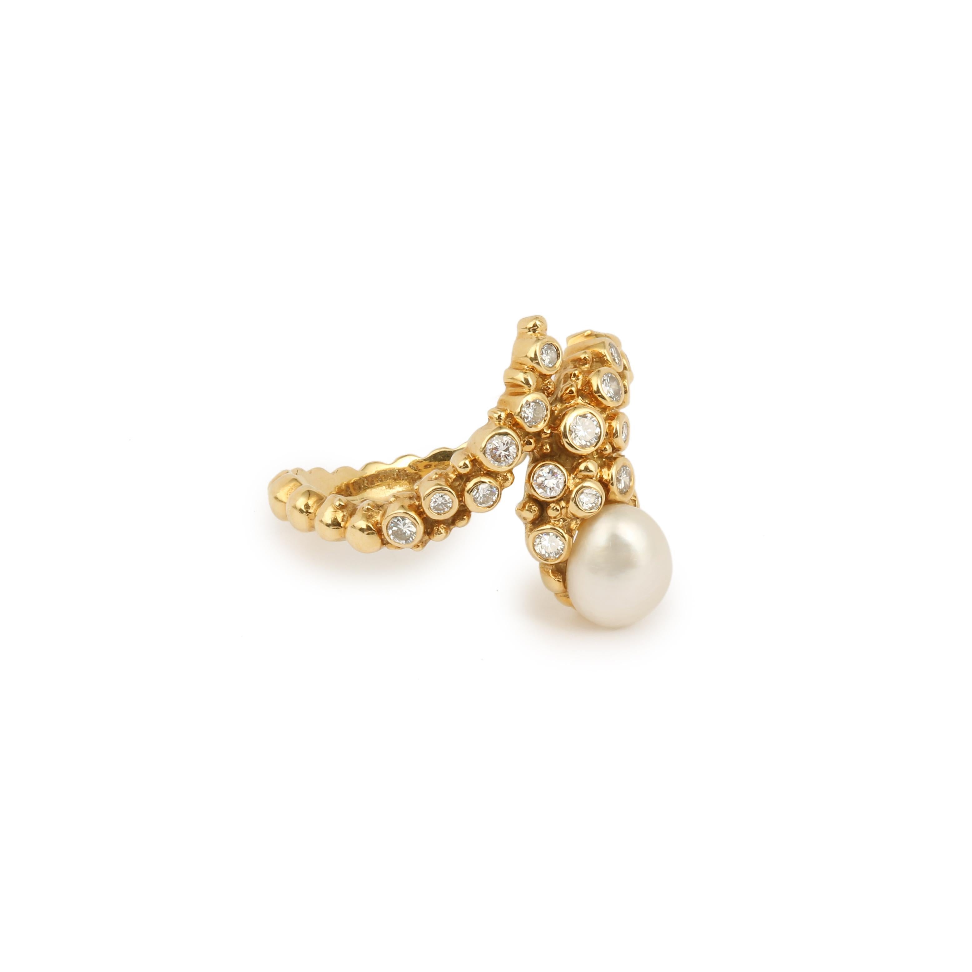 Ravissante bague Gilbert Albert en or jaune perlé représentant un serpent serti d'une perle baroque et de diamants.

Très beau travail d'or perlé, typique de Gilbert Albert, considéré comme l'un des plus grands joailliers du XXe siècle.

Poids total