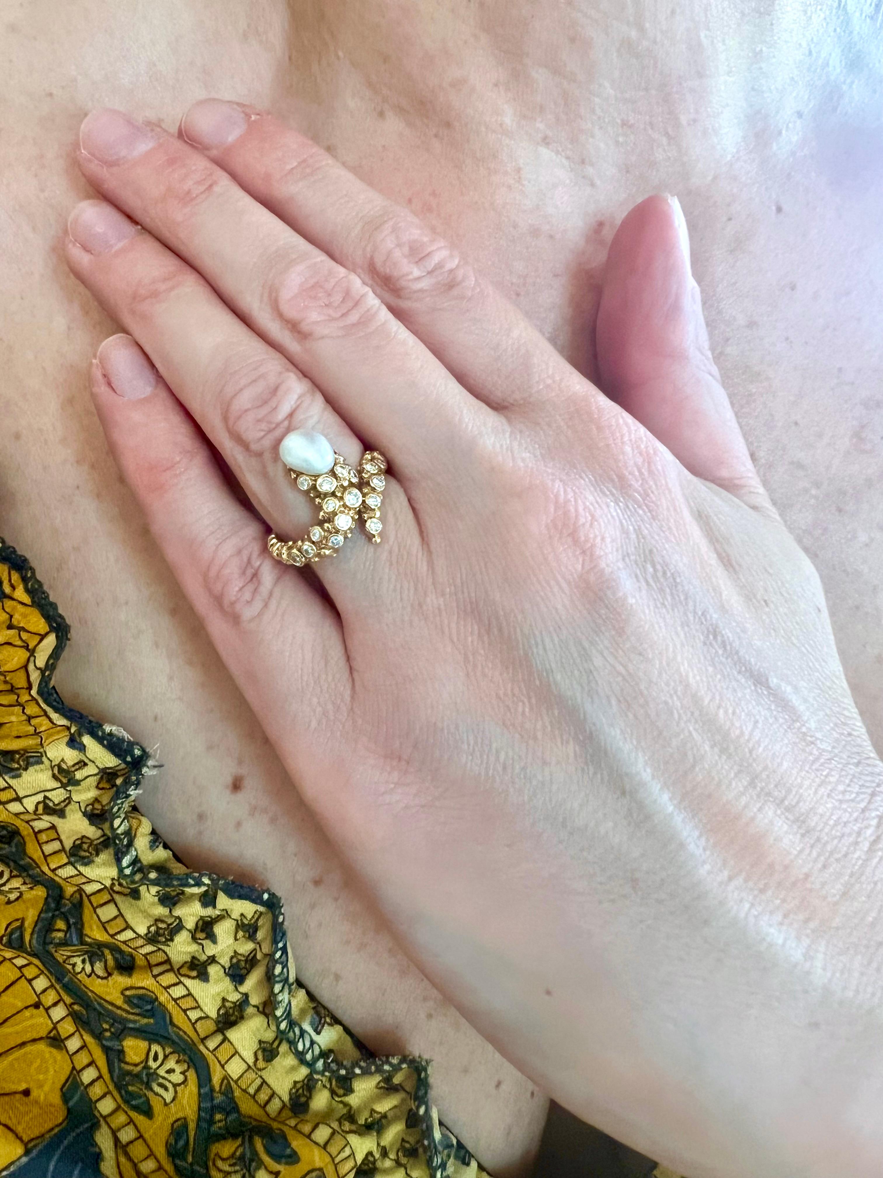 Moderne Gilbert Albert Bague serpent en or jaune 18 carats avec perles et diamants en vente