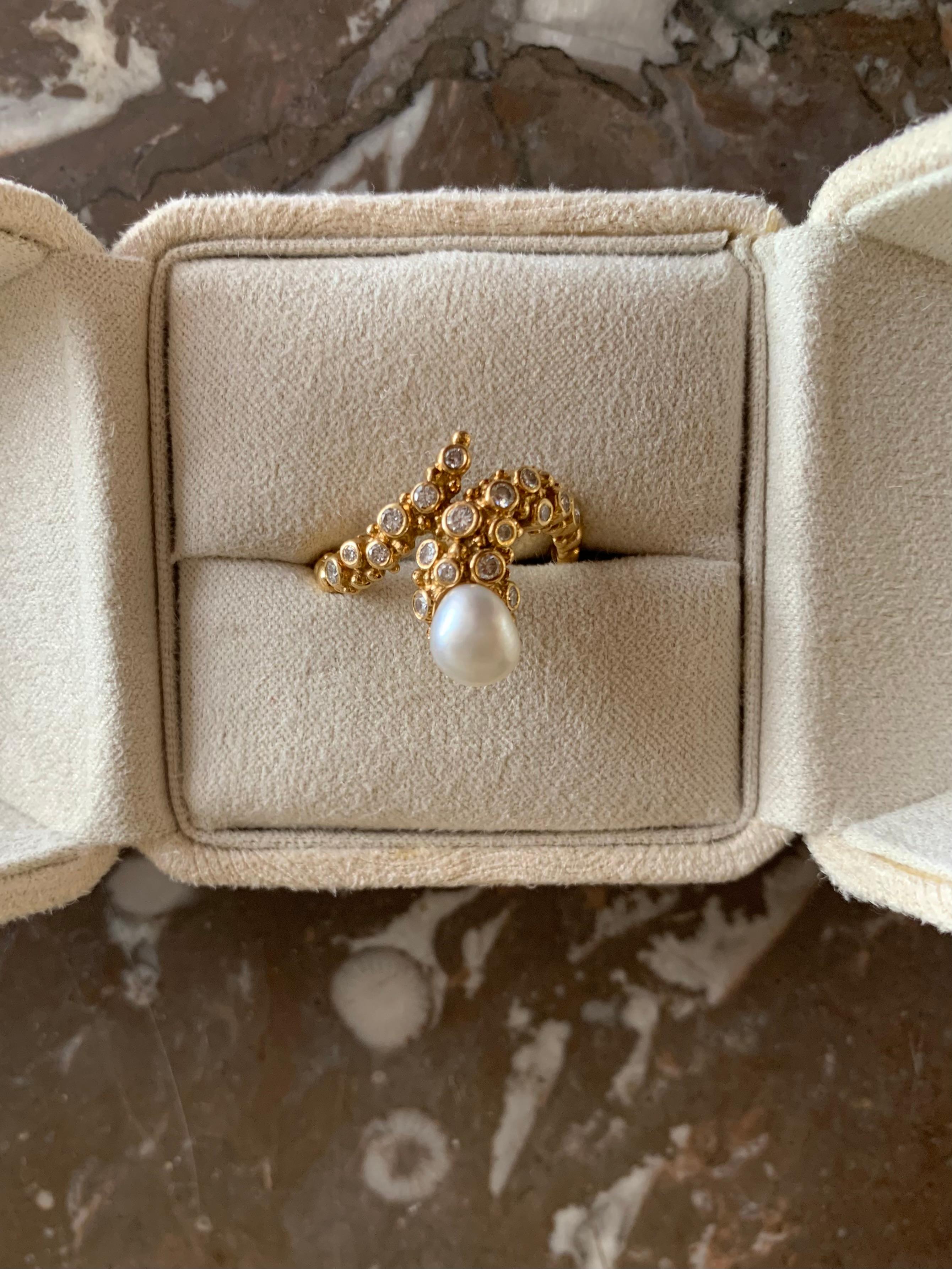Gilbert Albert Bague serpent en or jaune 18 carats avec perles et diamants Excellent état - En vente à Paris, FR