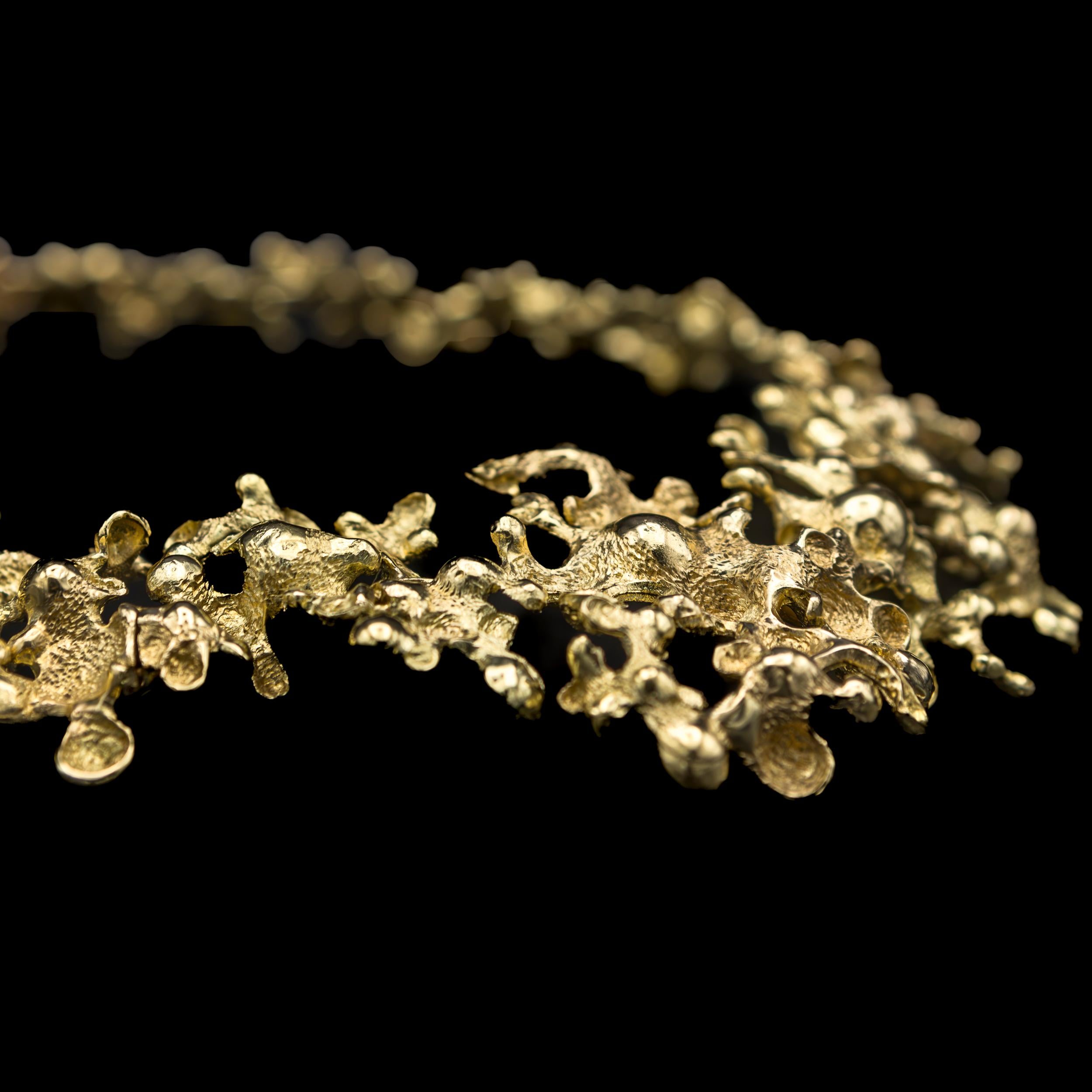 Moderne Gilbert Albert, collier bib ajouré vintage en or jaune avec fleurs Botryoidales, années 1970 en vente
