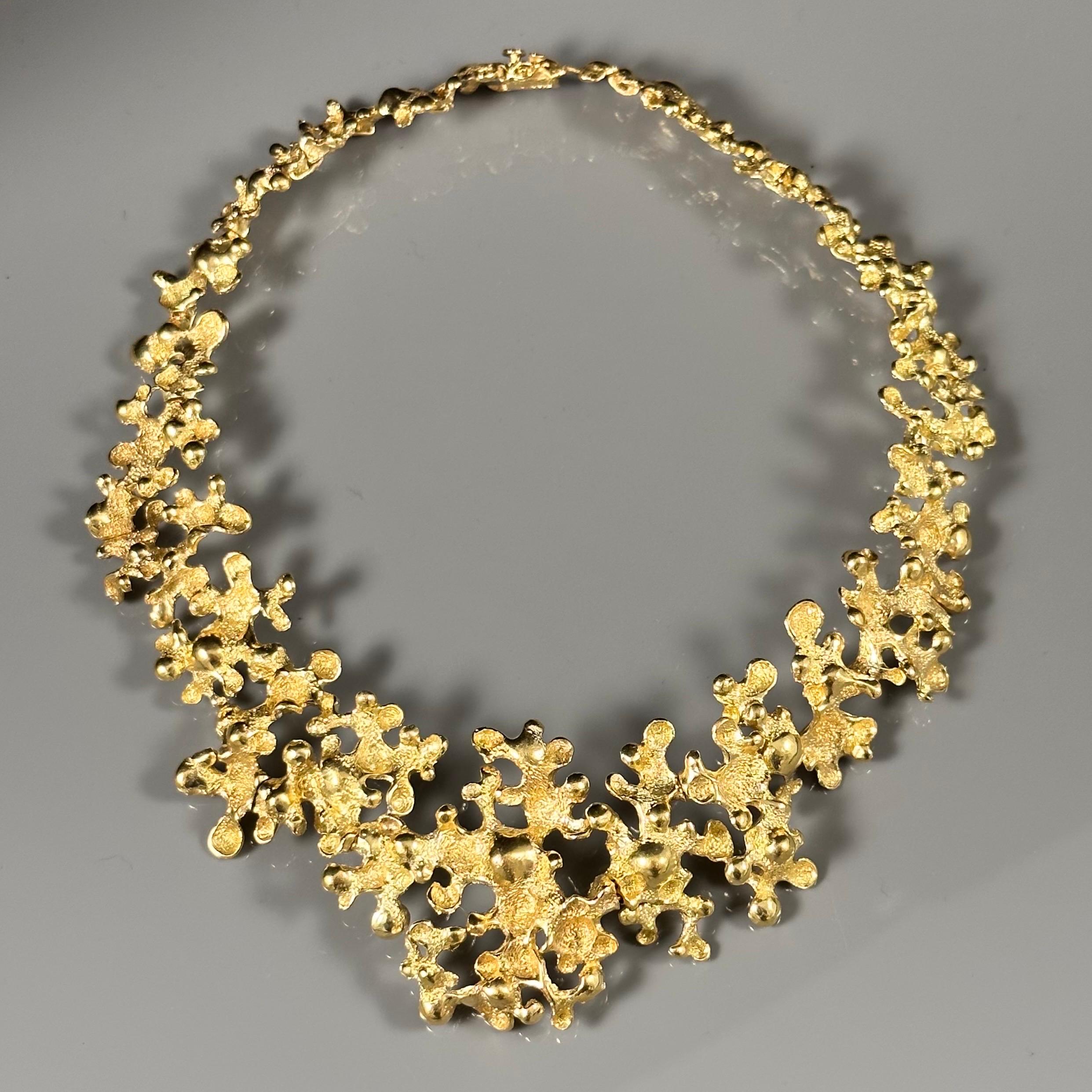Gilbert Albert Vintage Floral Botryoidal Openwork Bib Necklace Yellow Gold 1970s In Good Condition For Sale In Lisbon, PT