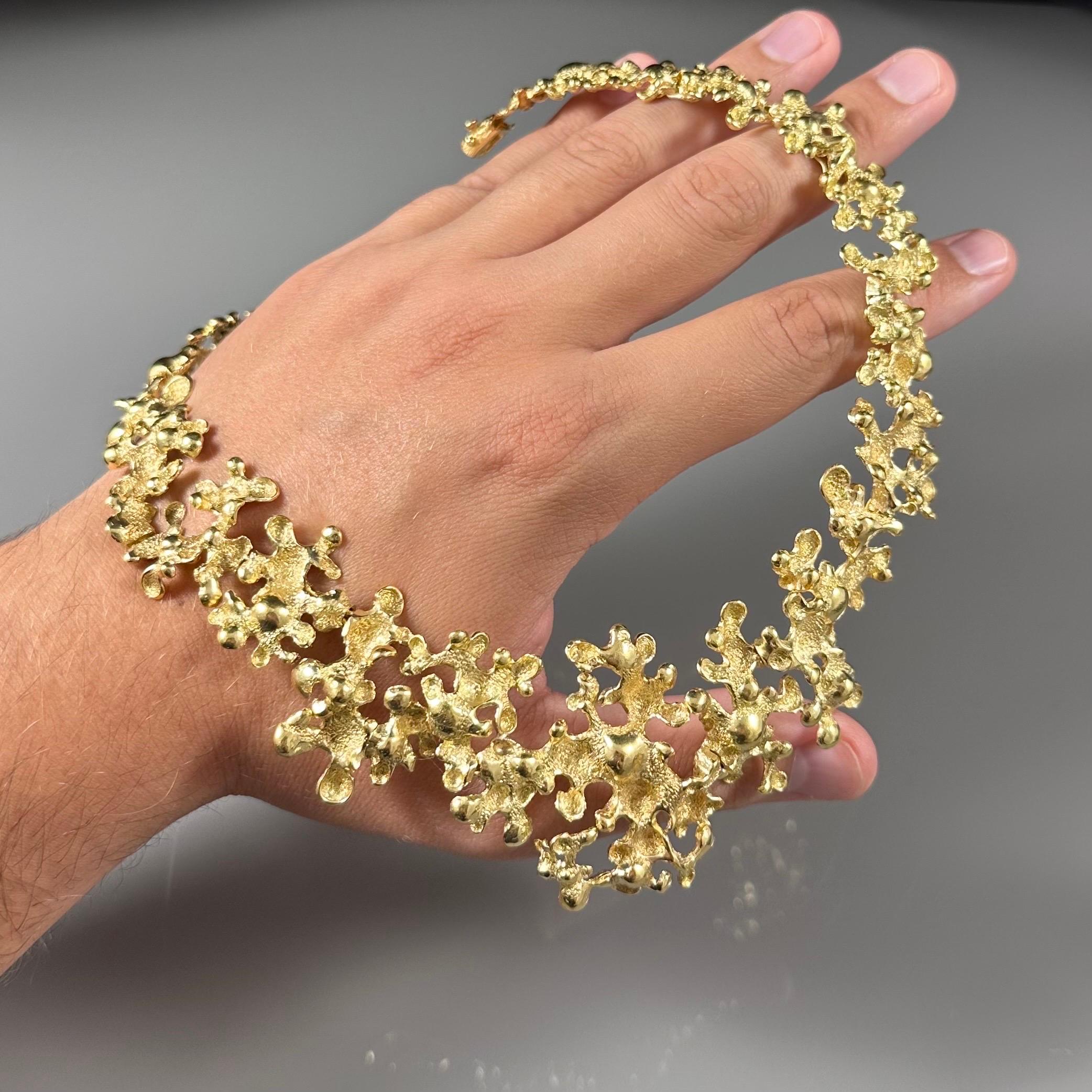 Gilbert Albert, collier bib ajouré vintage en or jaune avec fleurs Botryoidales, années 1970 en vente 5