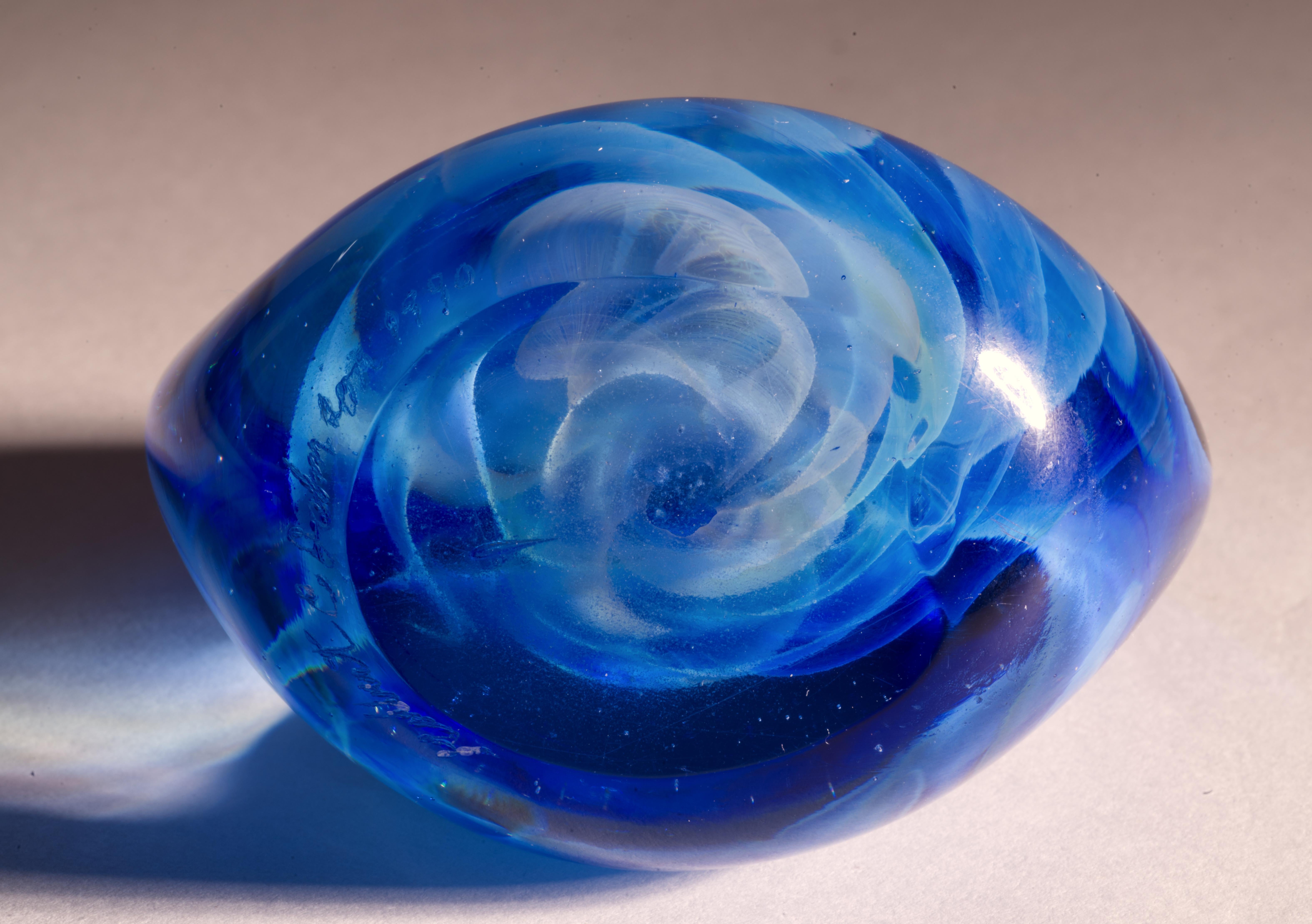 Sculpture ou presse-papiers en verre veiled Gilbert Johnson, Studio Art Glass en vente 3
