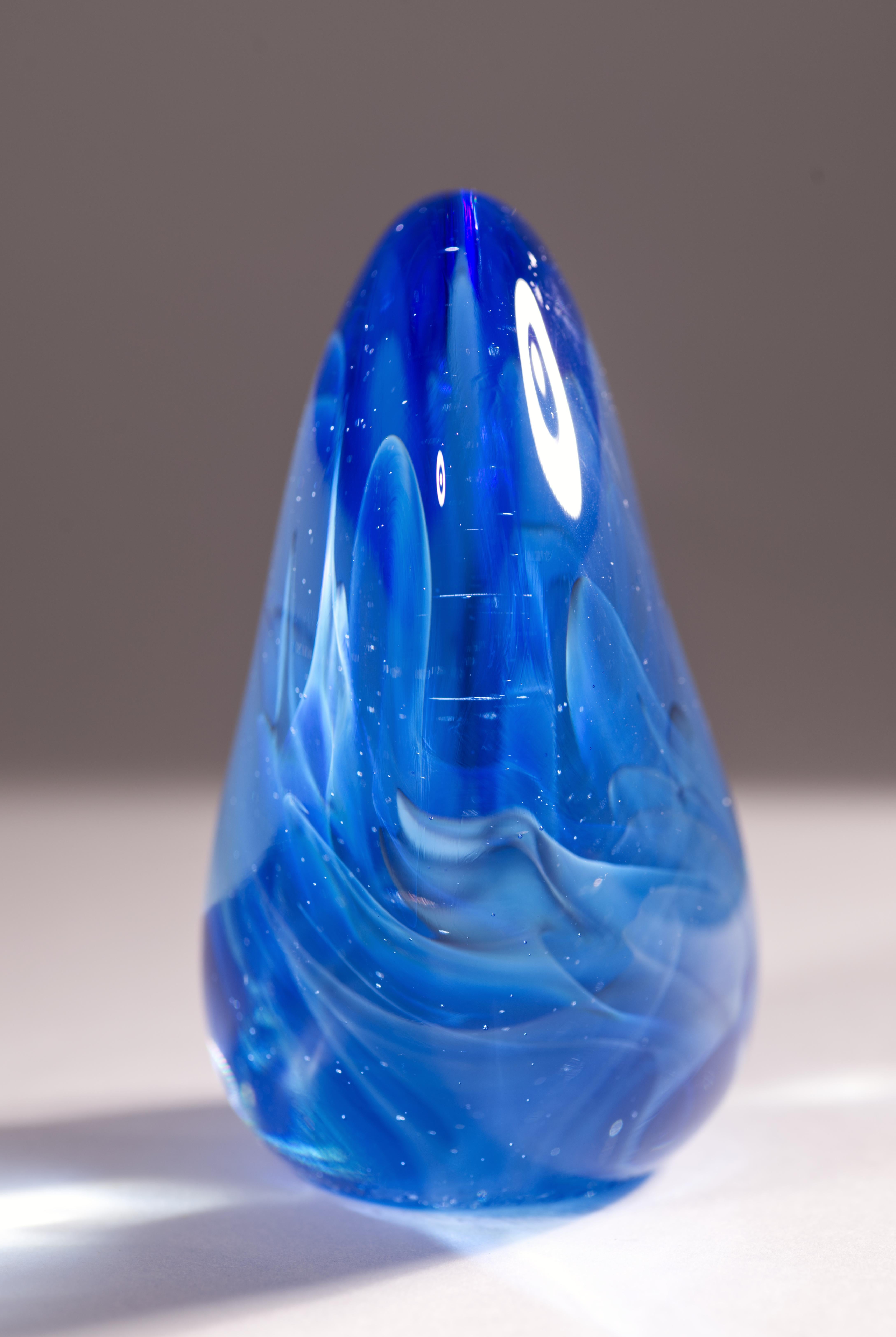 Américain Sculpture ou presse-papiers en verre veiled Gilbert Johnson, Studio Art Glass en vente