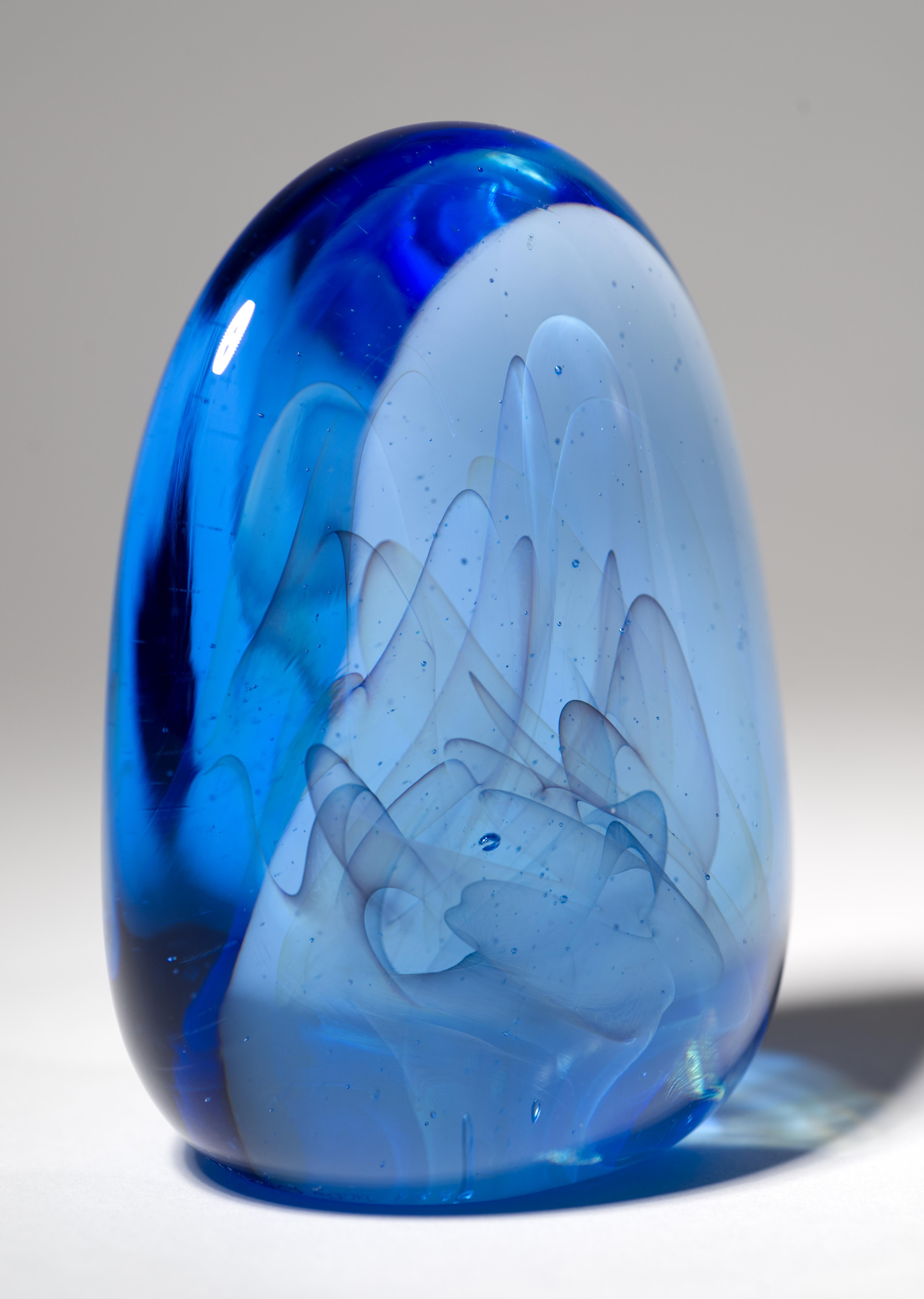 Fait main Sculpture ou presse-papiers en verre veiled Gilbert Johnson, Studio Art Glass en vente