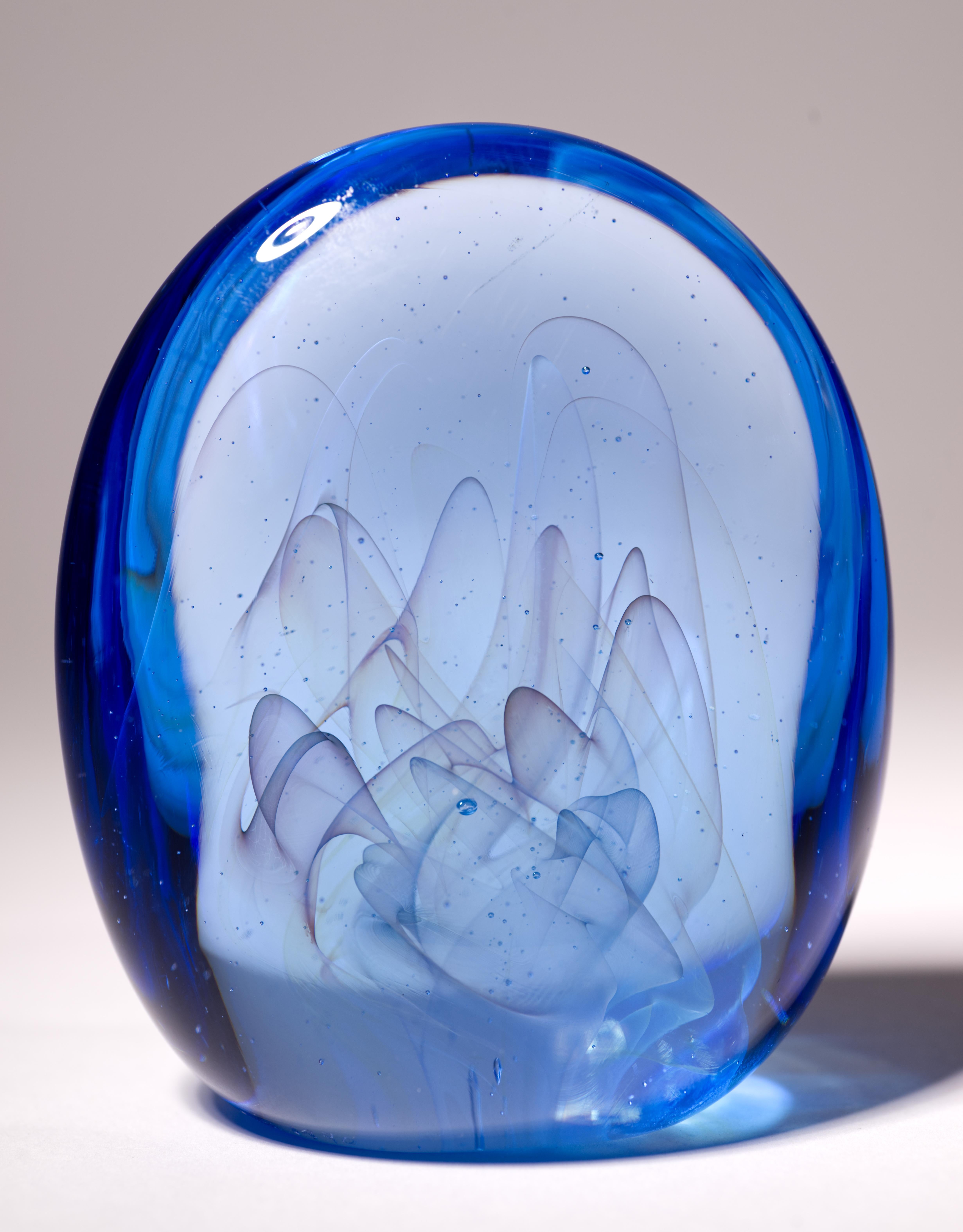 Fin du 20e siècle Sculpture ou presse-papiers en verre veiled Gilbert Johnson, Studio Art Glass en vente
