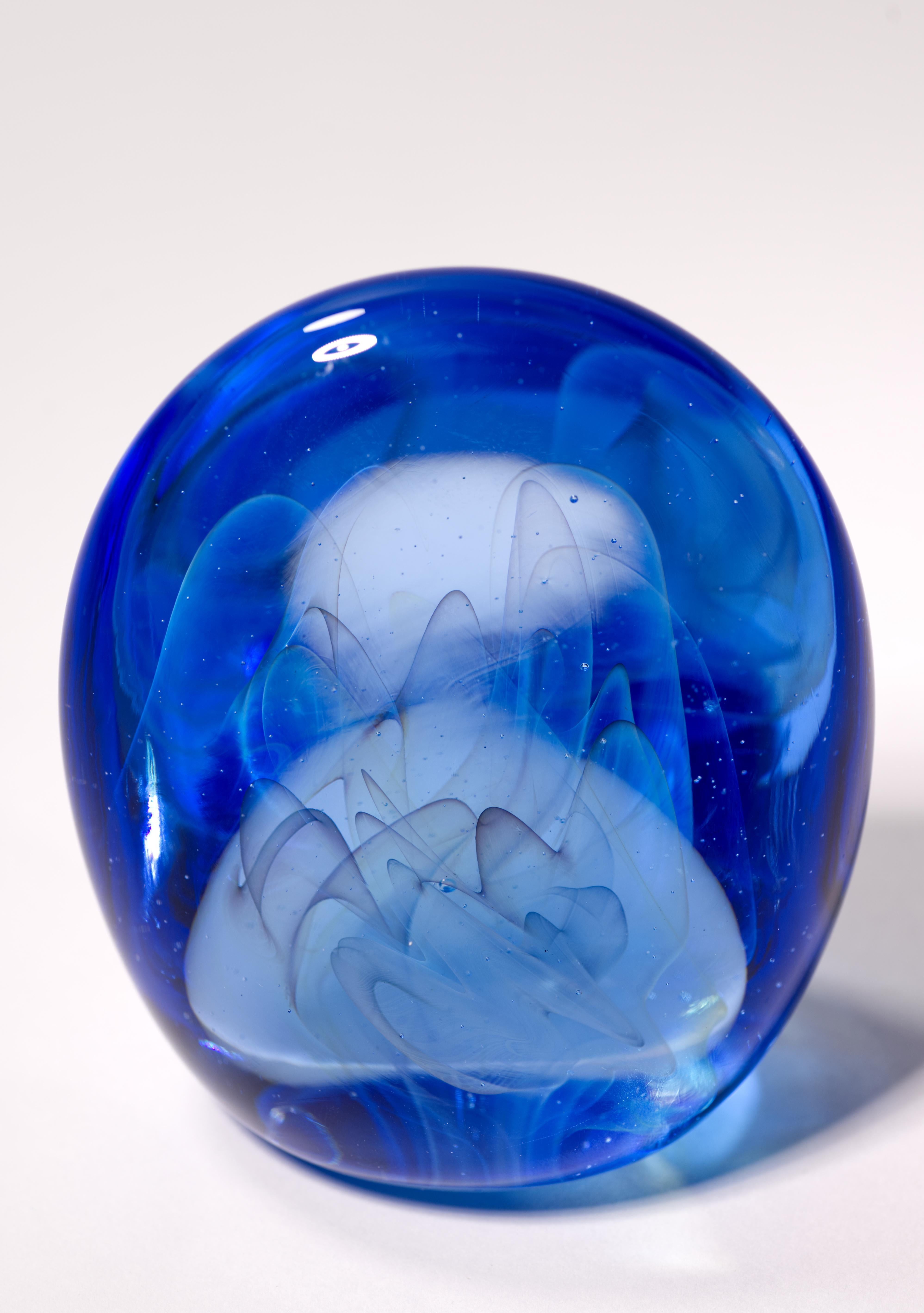 Verre Sculpture ou presse-papiers en verre veiled Gilbert Johnson, Studio Art Glass en vente
