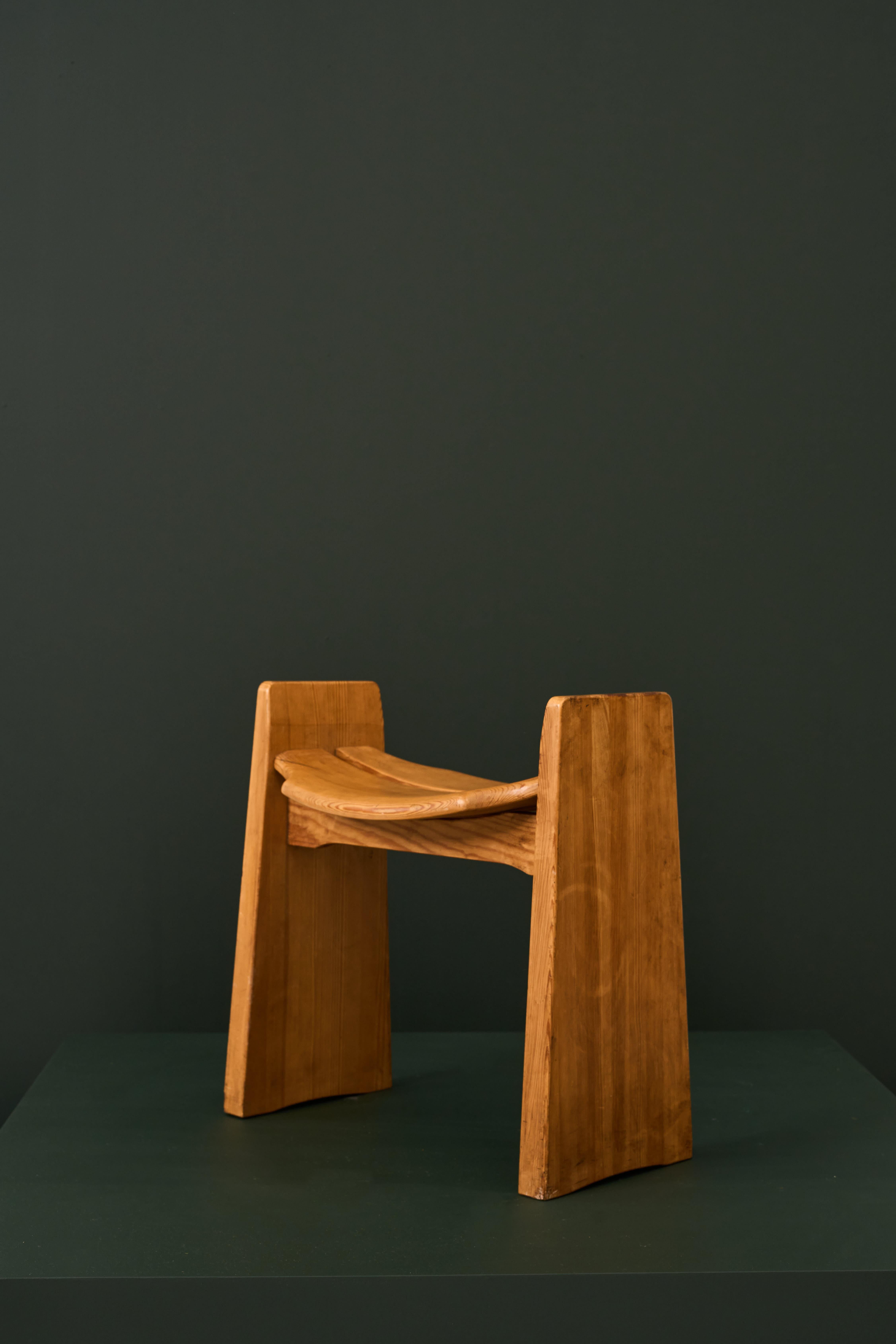 Solid pine stool by Gilbert Marklund for Furusnickarn AB Sweden, 1960-1969. The «Jonte» stool seamlessly combine simplicity, smart design, and exceptional craftsmanship. With their symmetrical form, these comfortable stools make a striking addition