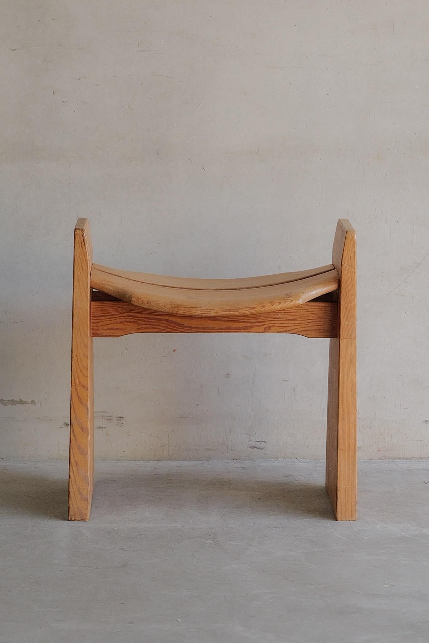 Hocker, Kiefer, Furusnickaren, Gilbert Marklund, Schweden, 1970er Jahre im Zustand „Relativ gut“ im Angebot in Antwerpen, BE