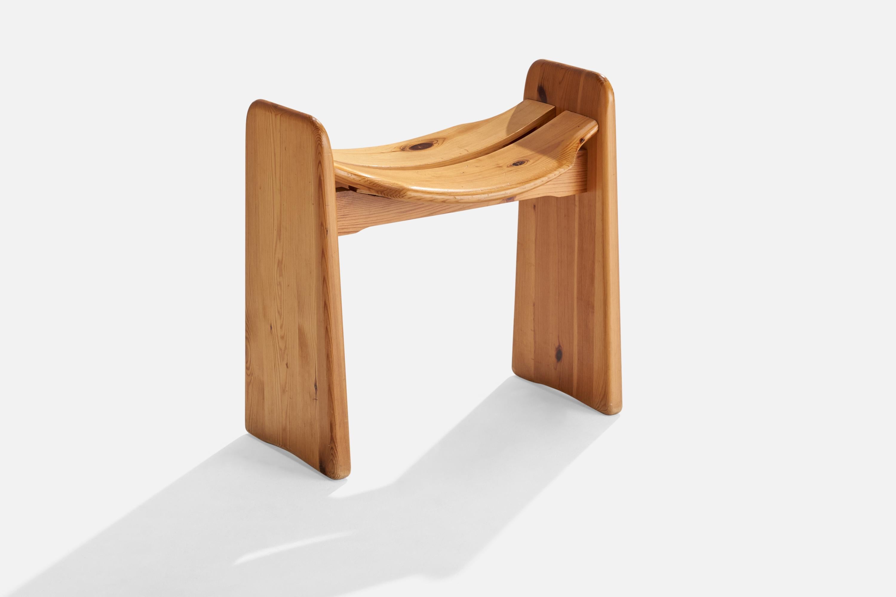 Tabouret en pin conçu par Gilbert Marklund et produit par Furusnickarn, Suède, années 1970.

Hauteur du siège : 13.75