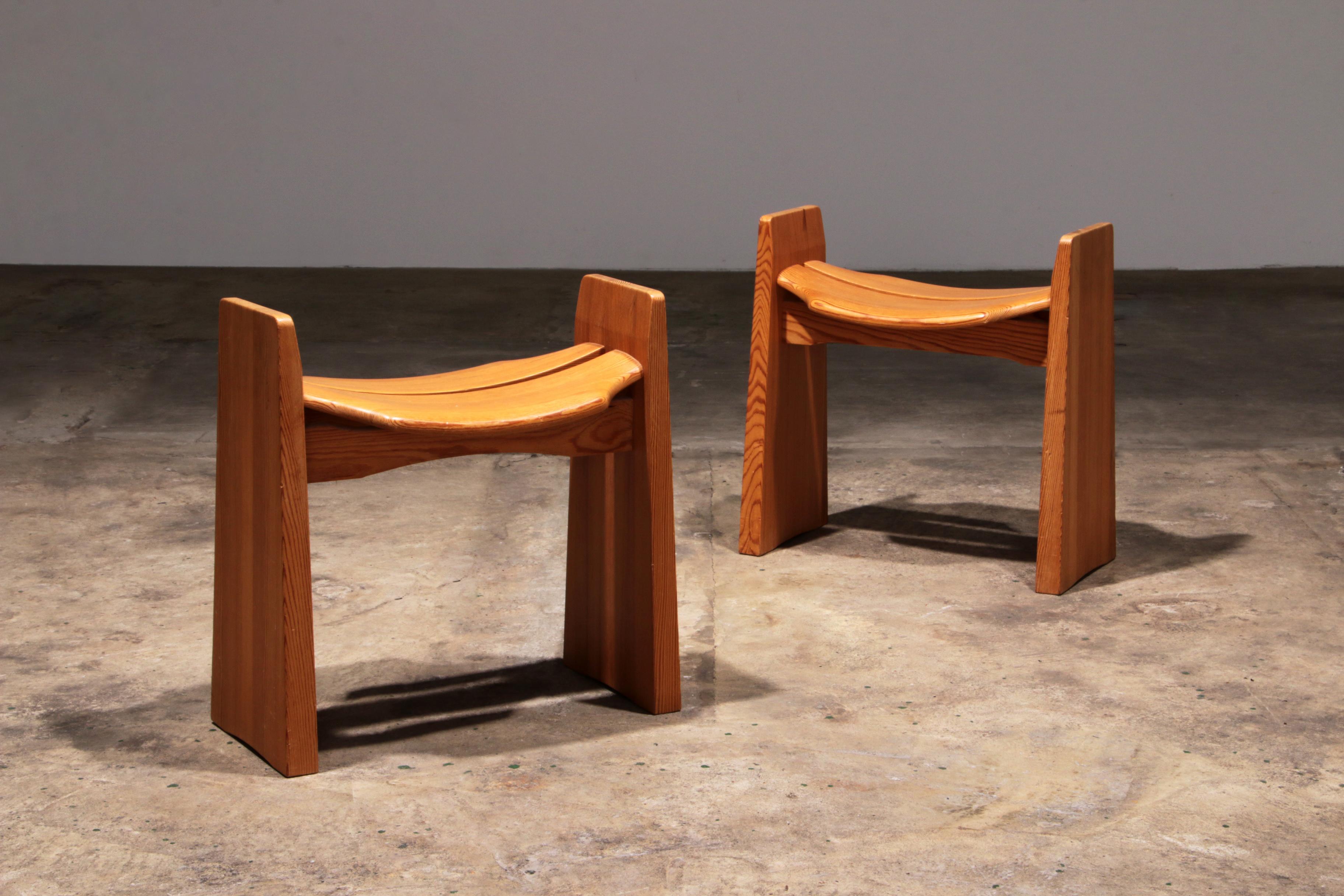 Gilbert Marklund Tabourets en bois Jonte - Scandinavian Design

Les tabourets en bois Gilbert Marklund Jonte de Furusnickarn AB sont un mélange parfait de simplicité, de construction intelligente et d'artisanat exquis. Ces tabourets confortables ont