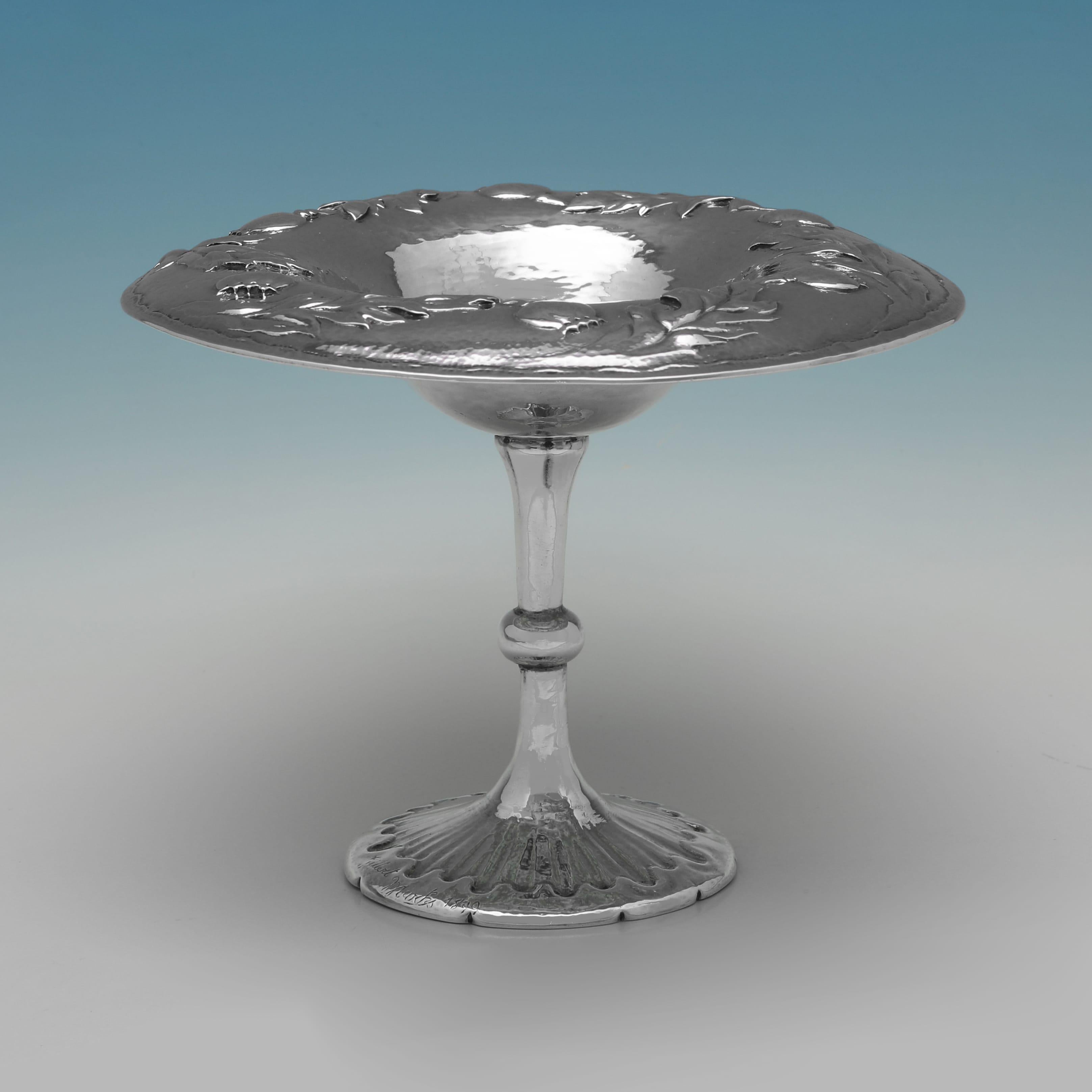 Siglata a Londra nel 1899 da Gilbert Marks, questa straordinaria coppia di tazze in argento vittoriano è un superbo esempio del movimento Arts and Crafts. Ogni tazza, con la sua ciotola circolare poco profonda, si erge da un piedistallo allungato ed