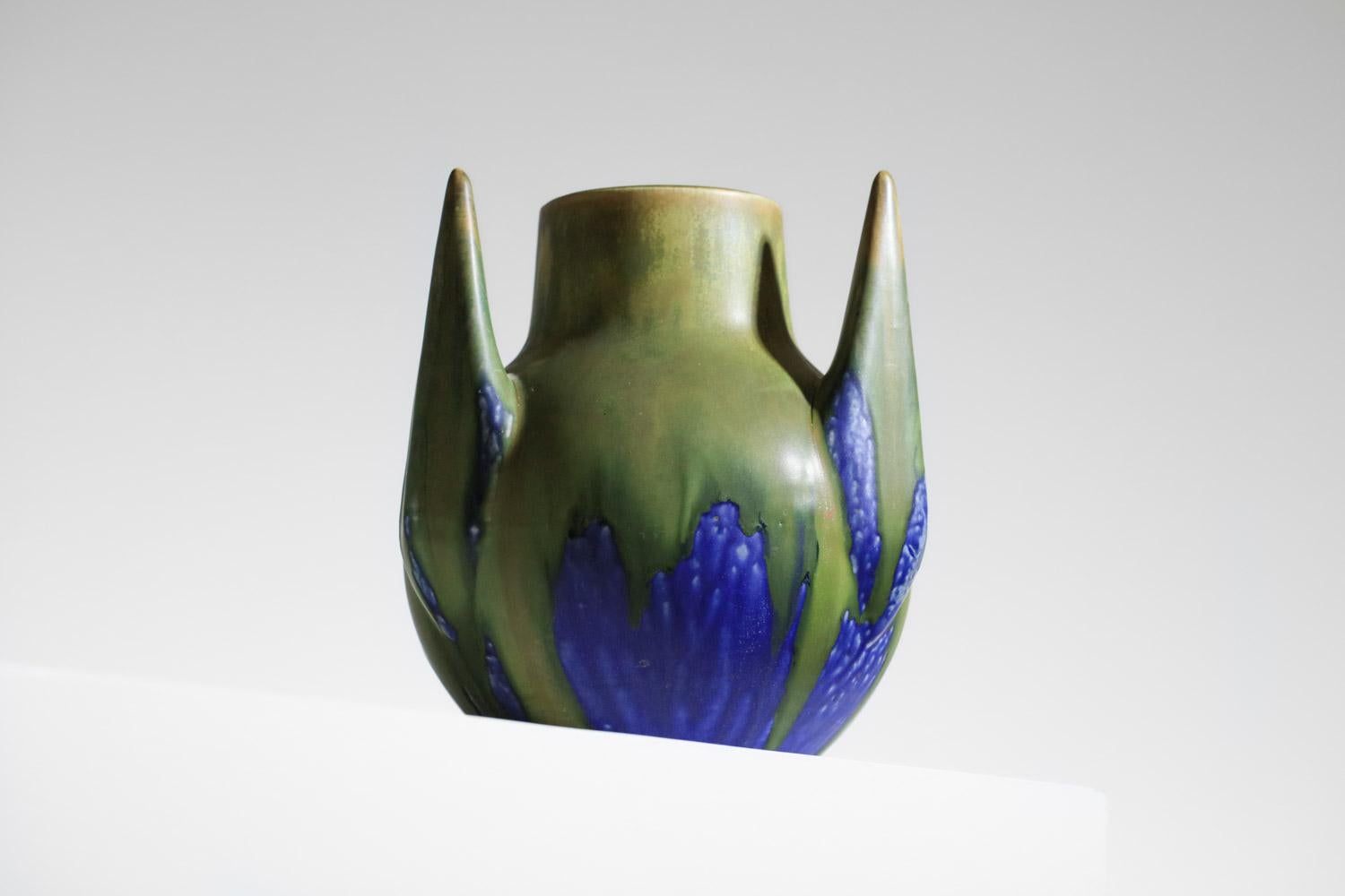 Keramikvase aus den 1920er Jahren des französischen Künstlers Gilbert Méténier. Sehr originelle freie Form für diese emaillierte Vase in Blau- und Grüntönen. Sehr guter Vintage-Zustand, Signatur des Künstlers auf der Unterseite der Vase (siehe