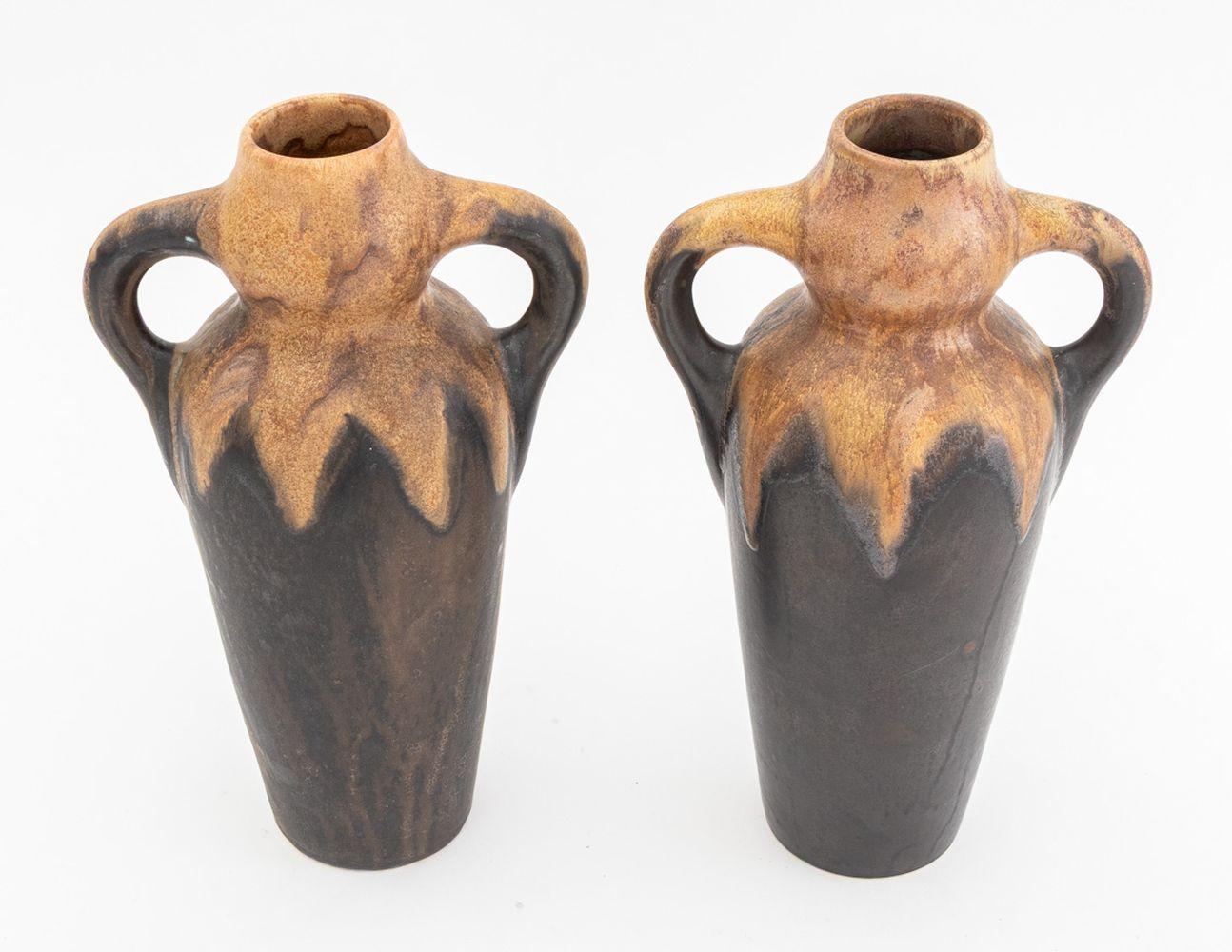 Gilbert Metenier (Français, XIX-XX) Paire de vases en poterie d'art à glaçure goutteuse, chacun avec deux anses et signé sur la face inférieure. 

11,25