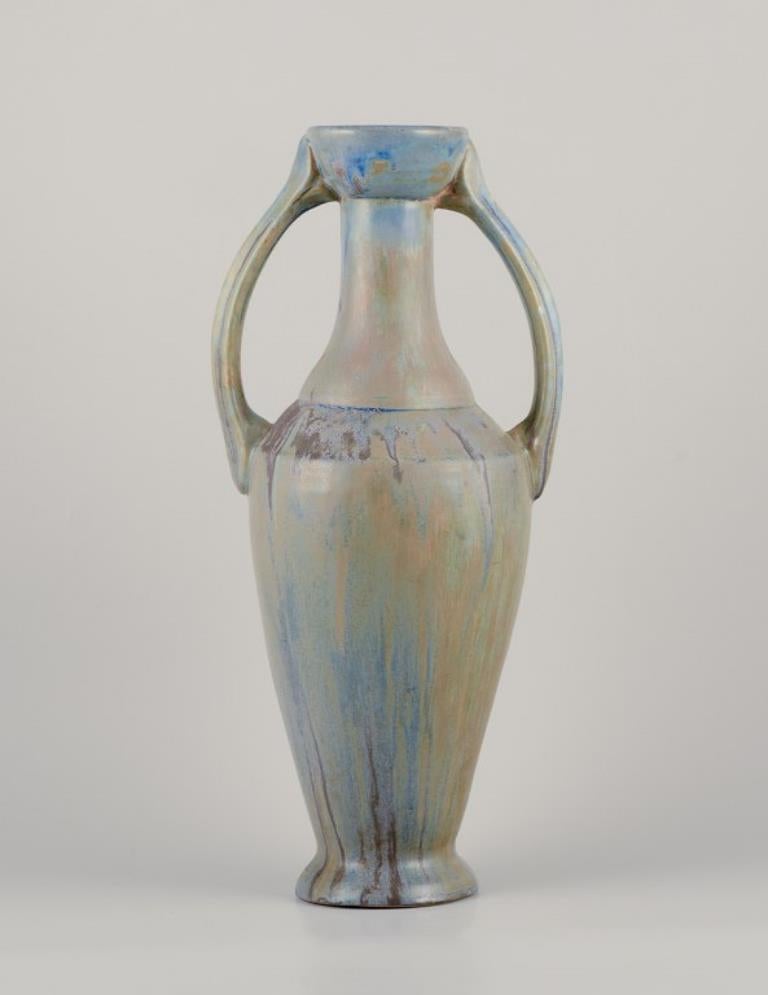 Gilbert Méténier, céramiste français.
Grand vase impressionnant en céramique avec double poignée.
Forme classique d'amphore. Émaillé à la main dans des tons bleus, verts et bruns.
Vers les années 1920-30.
Signé.
En parfait état.
Dimensions : H 48,0