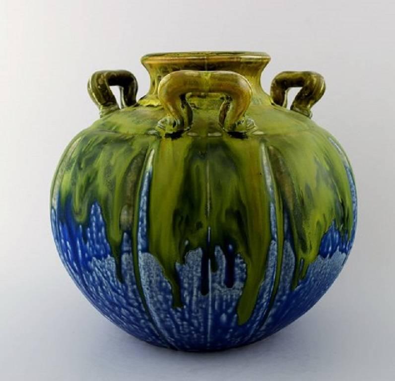 Gilbert Metenier, céramiste français. Vase Art déco avec poignées en glaçure bleue et verte, années 1920-1930.
Signé.
Dimensions : 25 cm x 22 cm : 25 cm x 22 cm.
En parfait état.
Gilbert Méténier est né en 1876 et a repris le Studio de son père