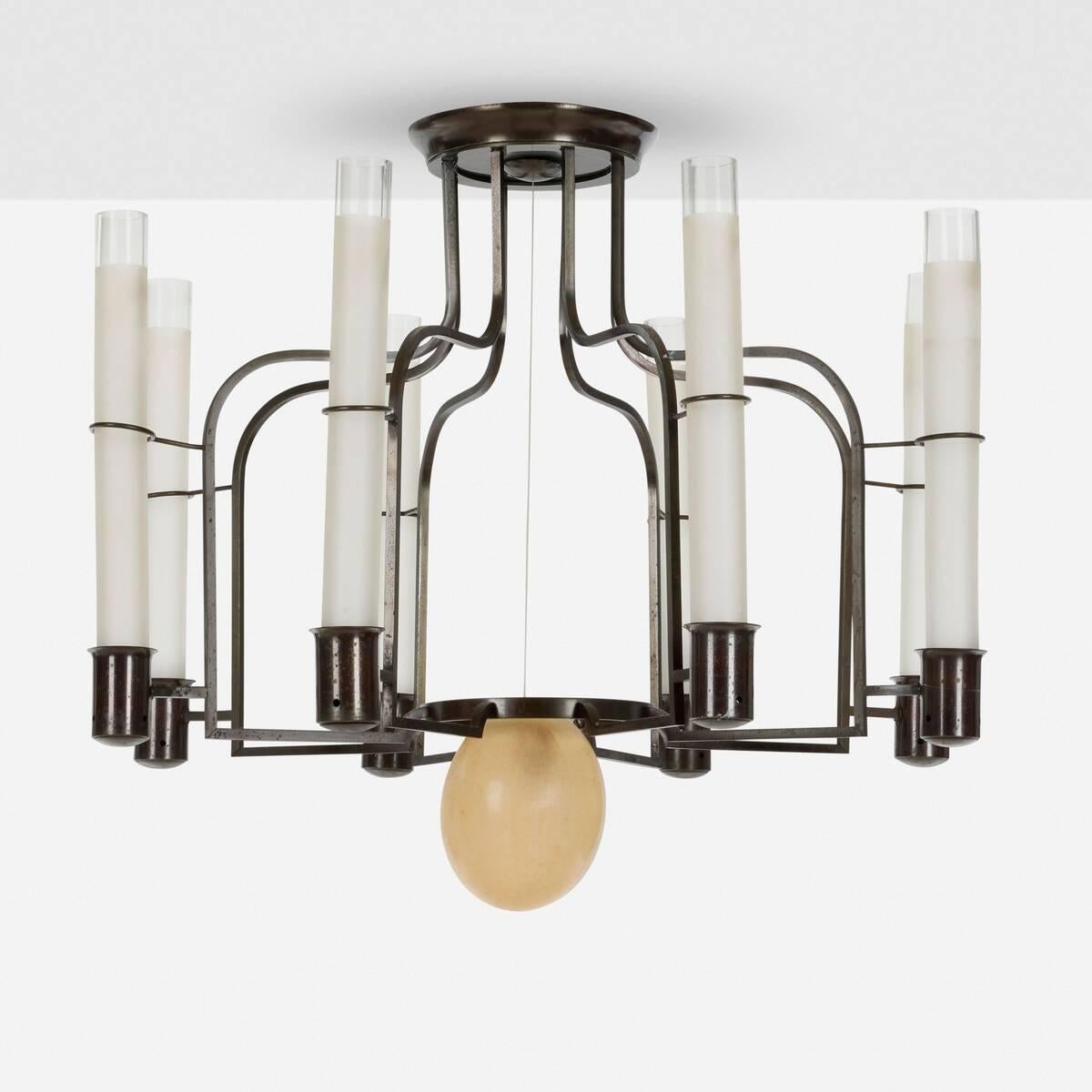 Un lampadario estremamente raro del designer francese Gilbert Poillerat degli anni Cinquanta. Un pezzo davvero unico nel suo genere.
Ferro patinato, vetro smerigliato, uovo di struzzo e filo monofilo.

Gilbert Poillerat è uno dei più rinomati