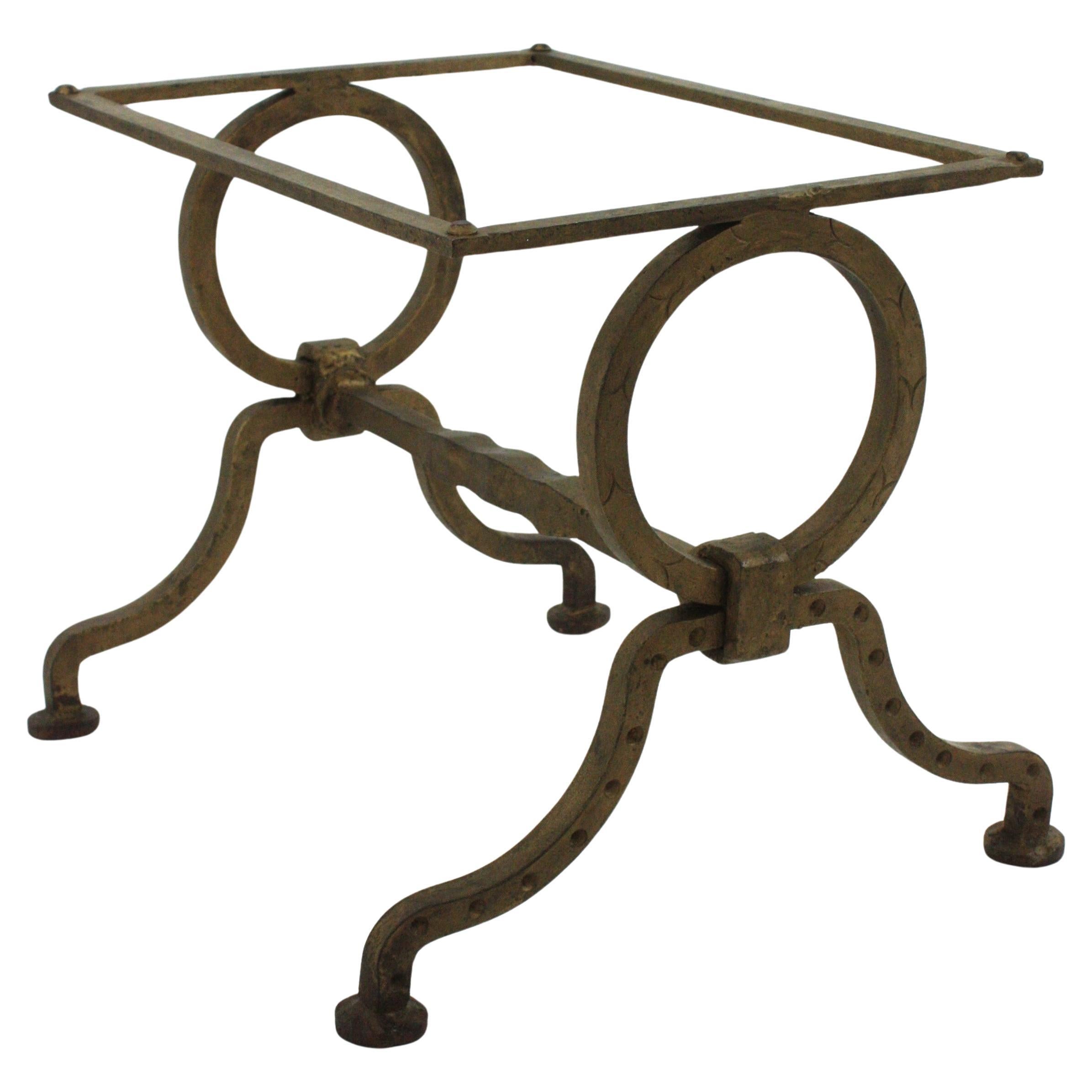 Schöne Gilbert Poillerat Schmiedeeisen niedrigen Tisch Basis. Frankreich, 1940er Jahre.
Da die ursprüngliche Marmorplatte dieses Tisches fehlte, präsentieren wir ihn als Tischunterbau ohne Platte. Die auf den Bildern gezeigte Marmorplatte dient nur