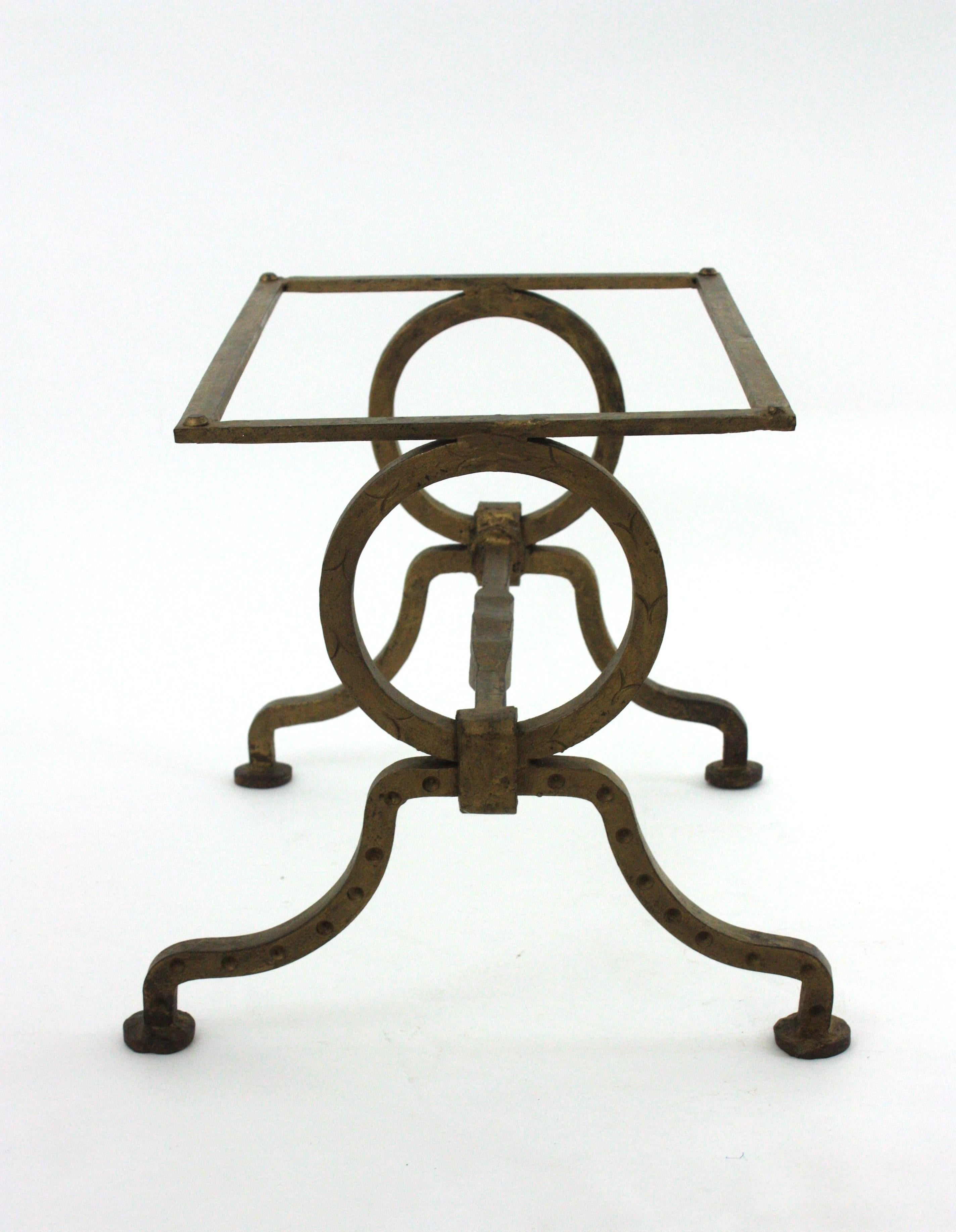 Gilbert Poillerat Couchtisch Sockel aus vergoldetem Eisen, Frankreich 1940er Jahre (Französisch) im Angebot
