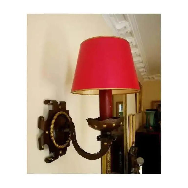 Applique gotica francese Art Déco, anni '40, attribuita a Gilbert Poillerat. Alleghiamo la foto di un'opera di Poillerat, recentemente venduta da Drouot, Parigi (vedi ultima foto). Superbo apparecchio in ferro battuto. Patina marrone e dorata. L'oro