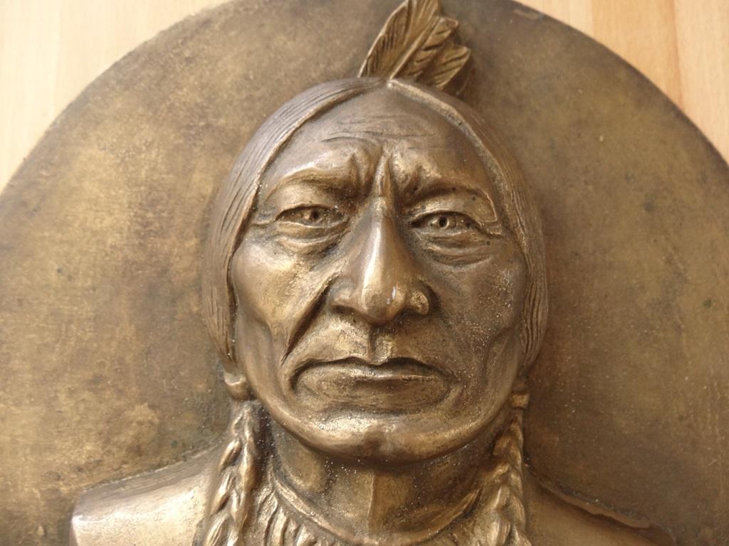 Gilbert POILLERAT  (1902-1988)
Sitting Bull

Sculpture originale en bronze avec patine naturelle
Signé avec la signature du monogramme dans le bronze
Daté (19)76
24 cm de diamètre (environ 10 pouces) et 5 cm de profondeur (environ 2