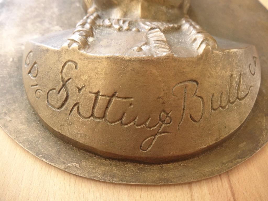 Sitting Bull - Original signierte Skulptur #Unique (Gold), Figurative Sculpture, von Gilbert Poillerat