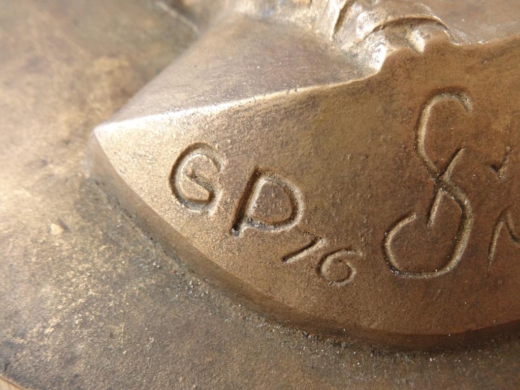Gilbert POILLERAT  (1902-1988)
Sitzender Stier

Original Bronzeskulptur mit natürlicher Patina
Signiert mit dem Monogramm Signatur in der Bronze
Datiert (19)76
24 cm Durchmesser (ca. 10 Zoll) und 5 cm Tiefe (ca. 2 Zoll)

INFORMATION : Diese 1976