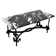 Table basse de style Gilbert Poillerat en fer forgé avec plateau en marbre noir Table basse de style Gilbert Poillerat en fer forgé avec plateau en marbre noir